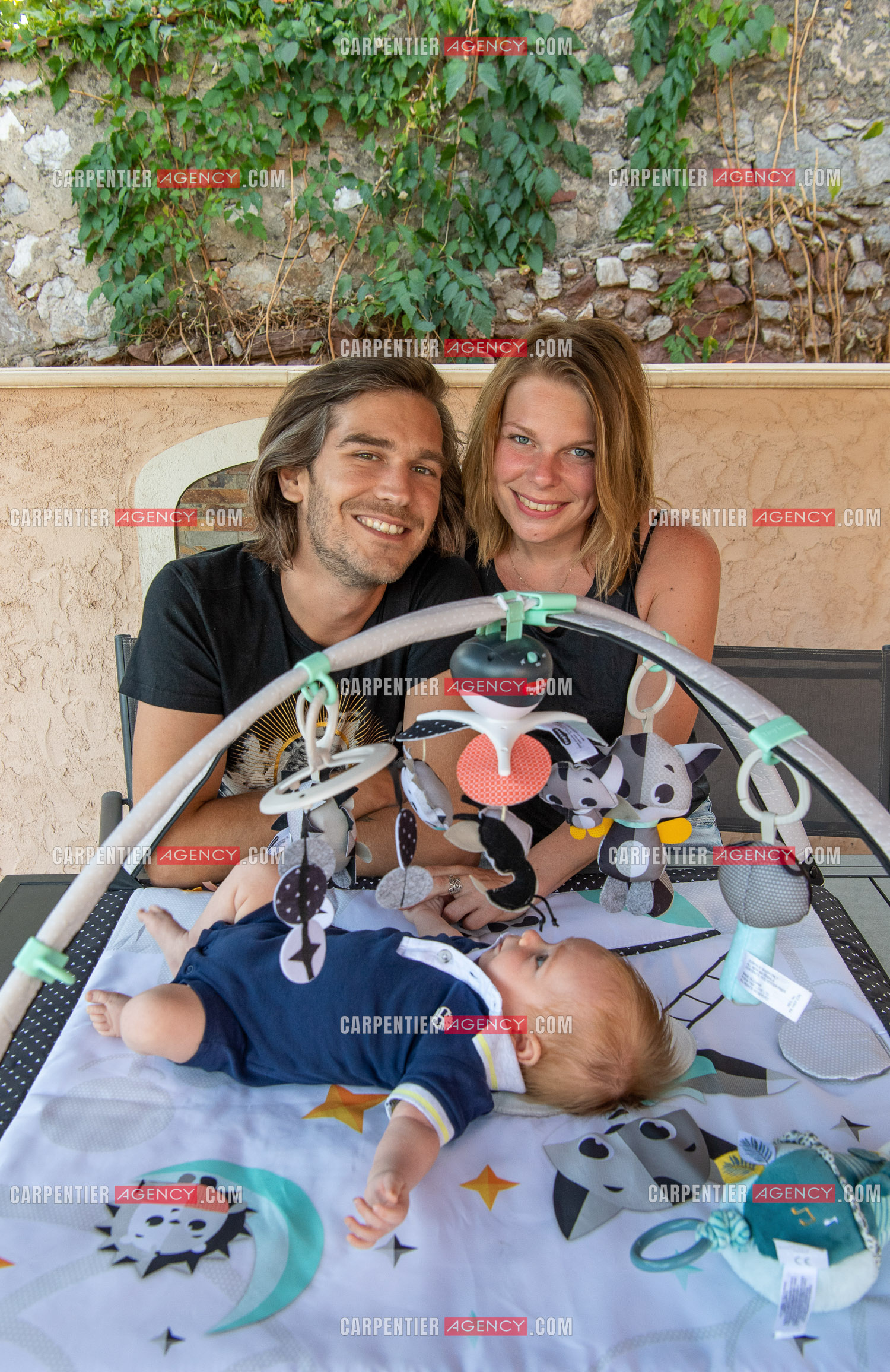 Le ténor Amaury Vassili lors de ses vacances d'été a Toulon dans le Var avec sa femme Stéphanie et leur petit garçon Anatoly tous juste agé de deux mois.   ( Exclusif )