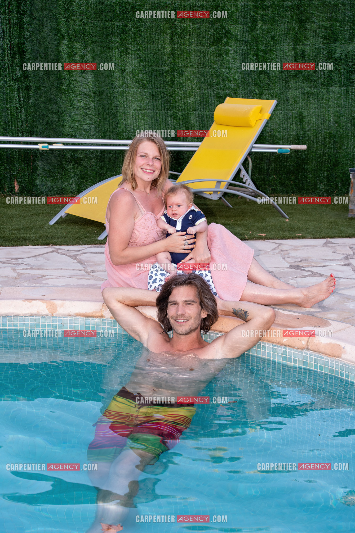 Le ténor Amaury Vassili lors de ses vacances d'été a Toulon dans le Var avec sa femme Stéphanie et leur petit garçon Anatoly tous juste agé de deux mois.   ( Exclusif )