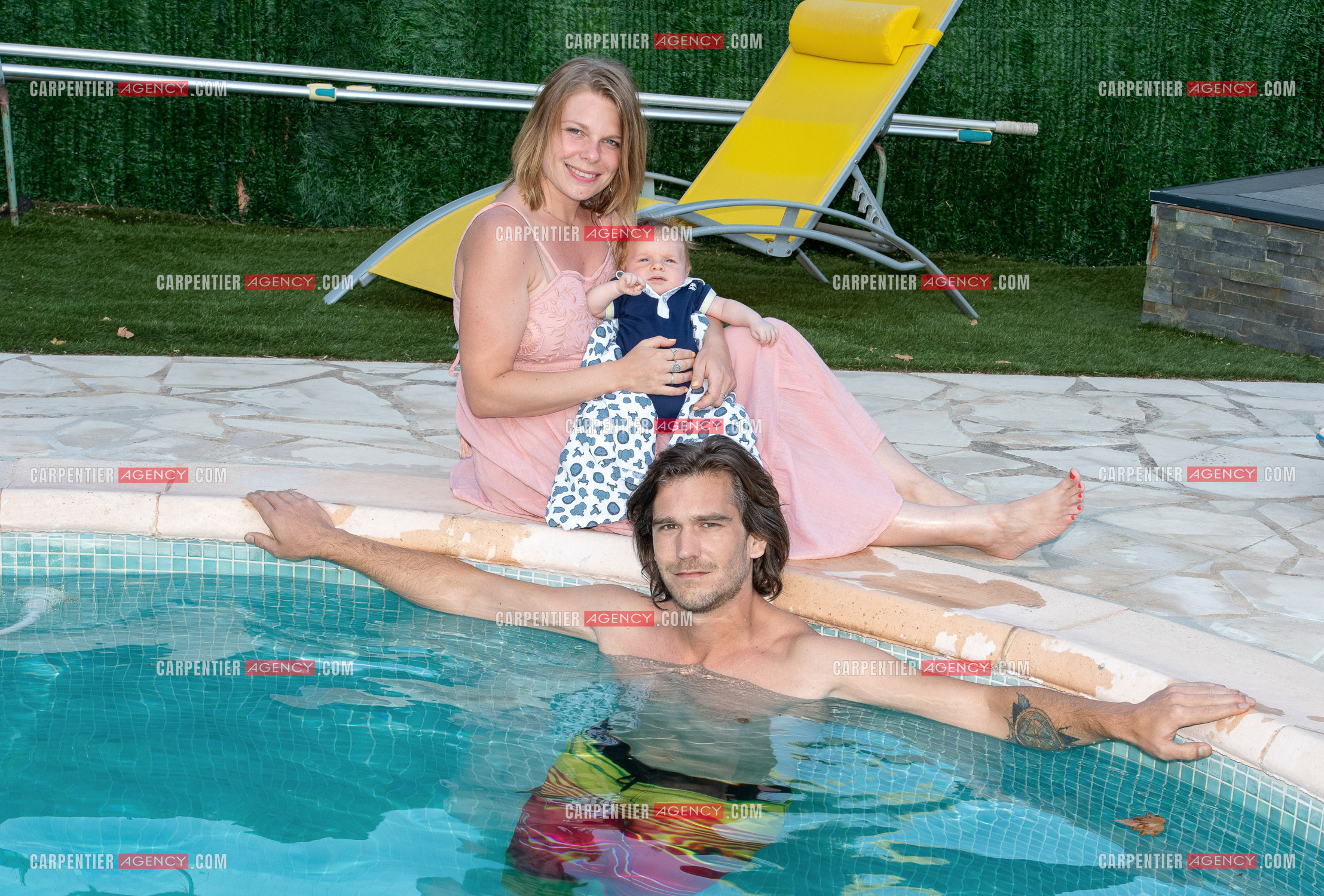 Le ténor Amaury Vassili lors de ses vacances d'été a Toulon dans le Var avec sa femme Stéphanie et leur petit garçon Anatoly tous juste agé de deux mois.   ( Exclusif )