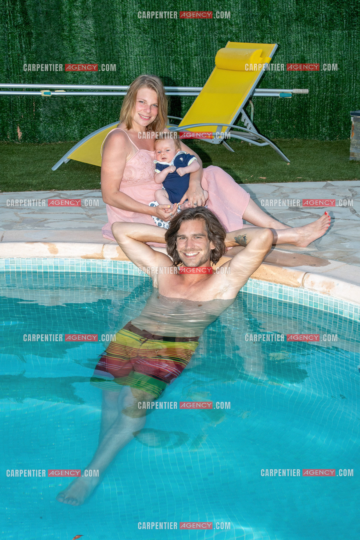 Le ténor Amaury Vassili lors de ses vacances d'été a Toulon dans le Var avec sa femme Stéphanie et leur petit garçon Anatoly tous juste agé de deux mois.   ( Exclusif )