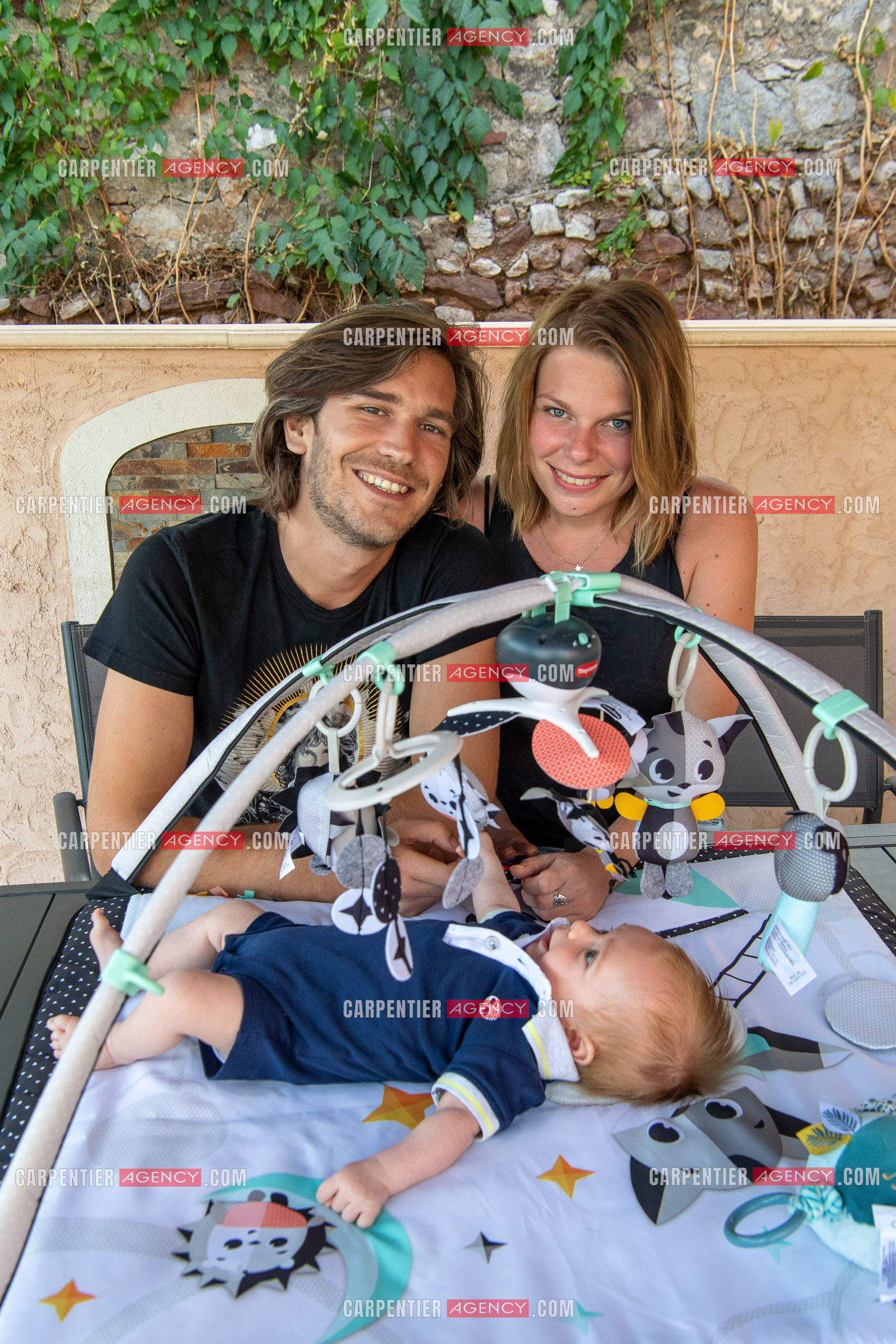 Le ténor Amaury Vassili lors de ses vacances d'été a Toulon dans le Var avec sa femme Stéphanie et leur petit garçon Anatoly tous juste agé de deux mois.   ( Exclusif )