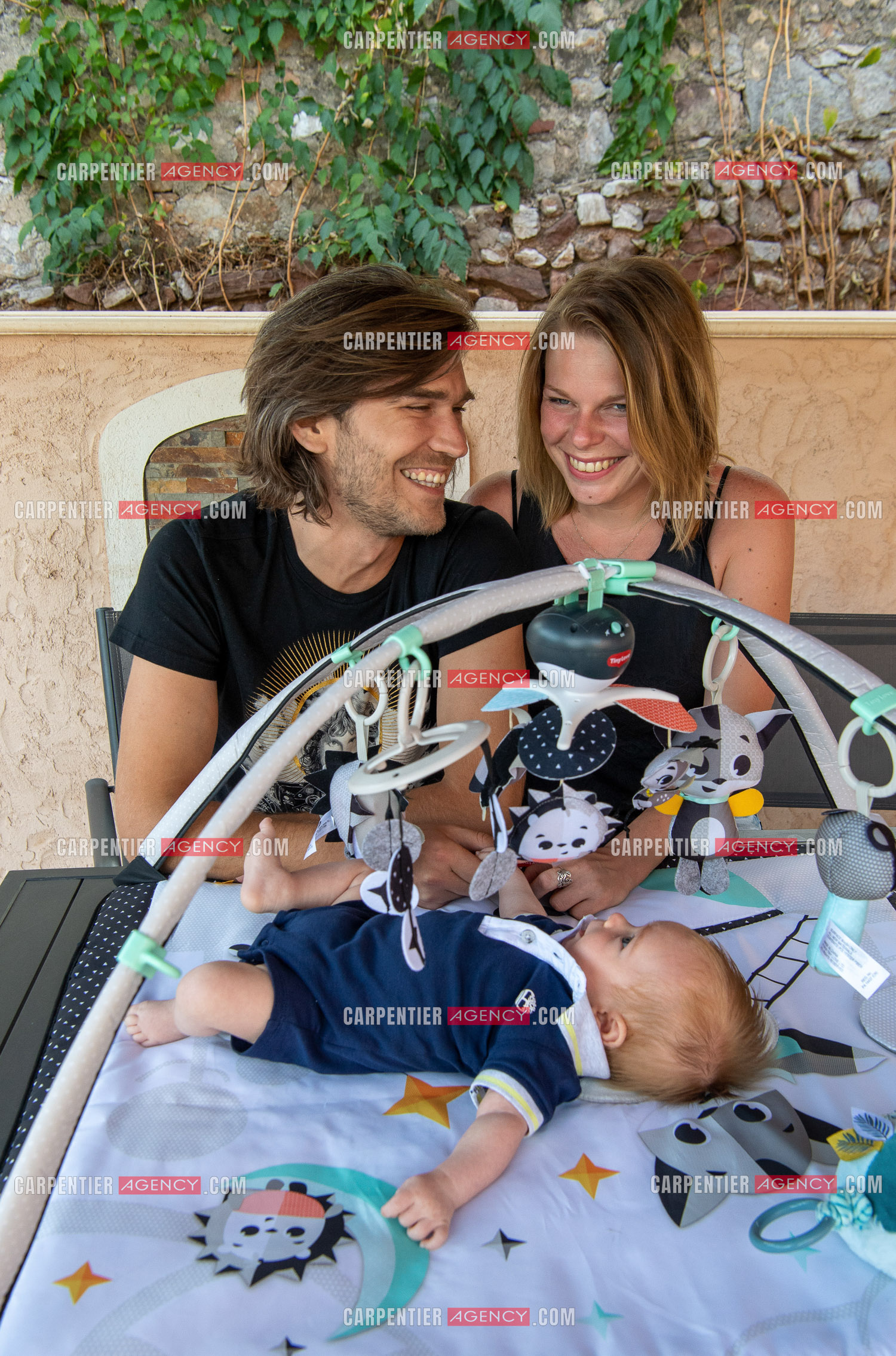 Le ténor Amaury Vassili lors de ses vacances d'été a Toulon dans le Var avec sa femme Stéphanie et leur petit garçon Anatoly tous juste agé de deux mois.   ( Exclusif )