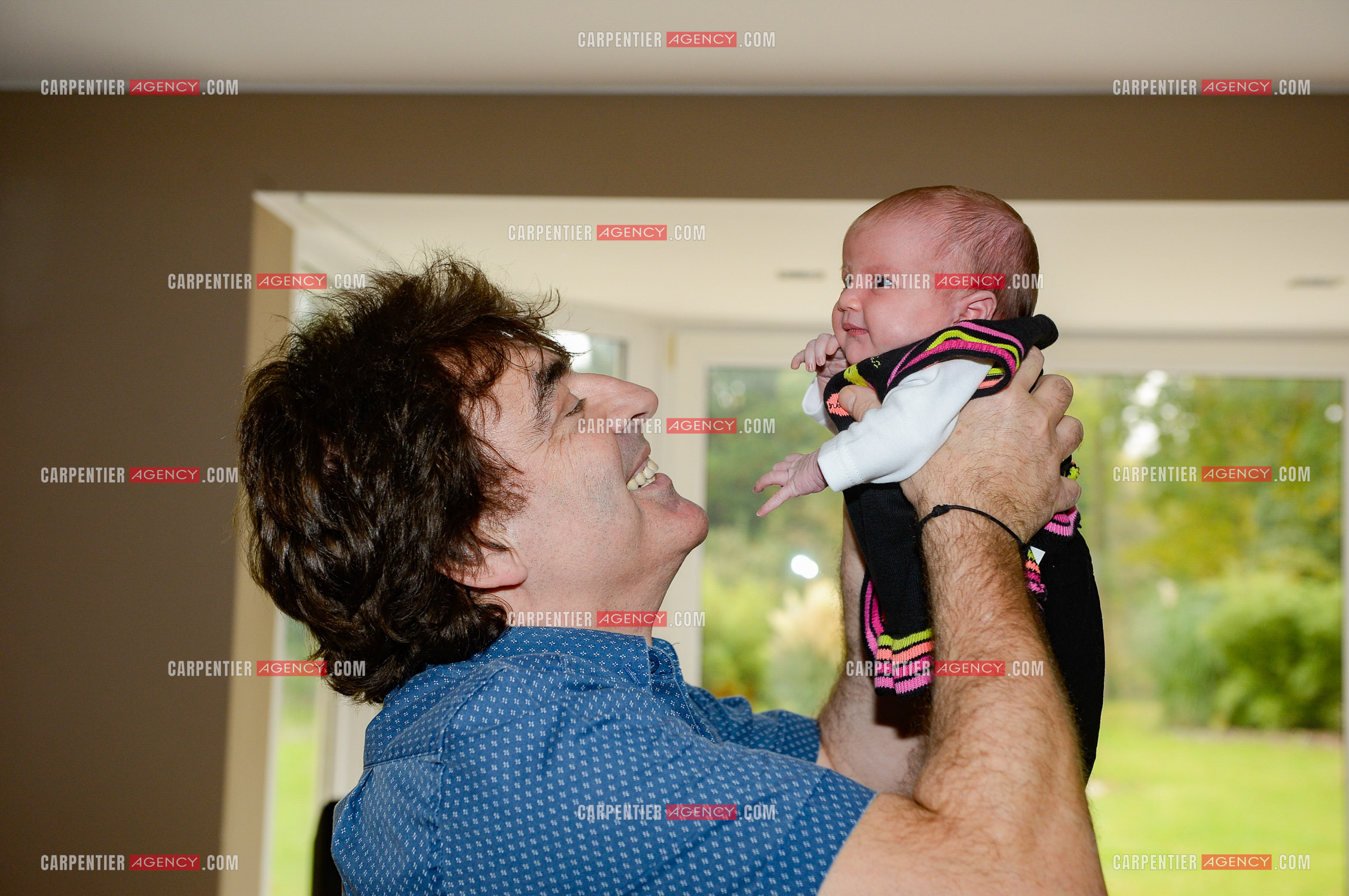 Naissance de Assia, petite fille de Claude Barzotti.     ( Exclusif )