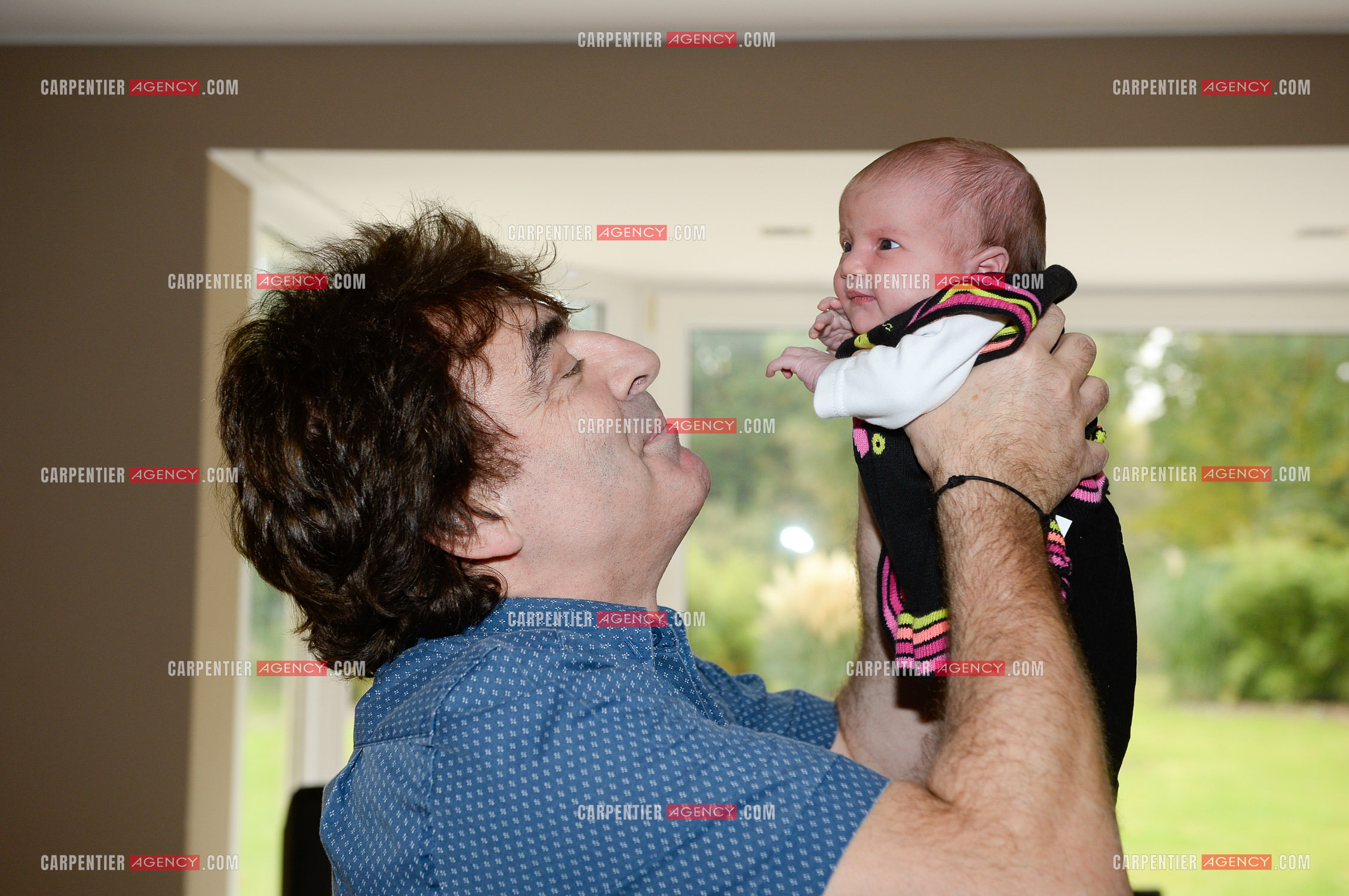 Naissance de Assia, petite fille de Claude Barzotti.     ( Exclusif )