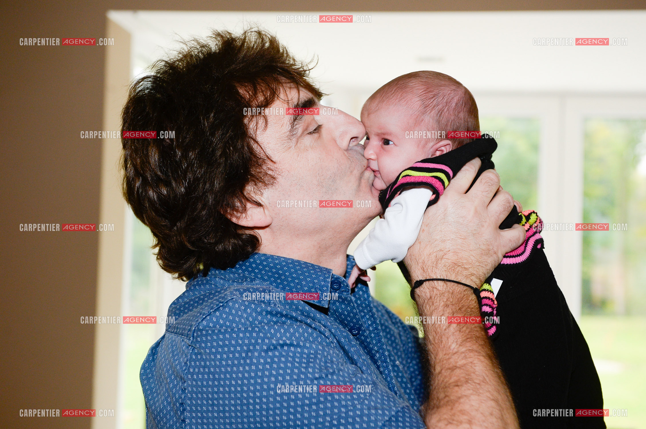 Naissance de Assia, petite fille de Claude Barzotti.     ( Exclusif )