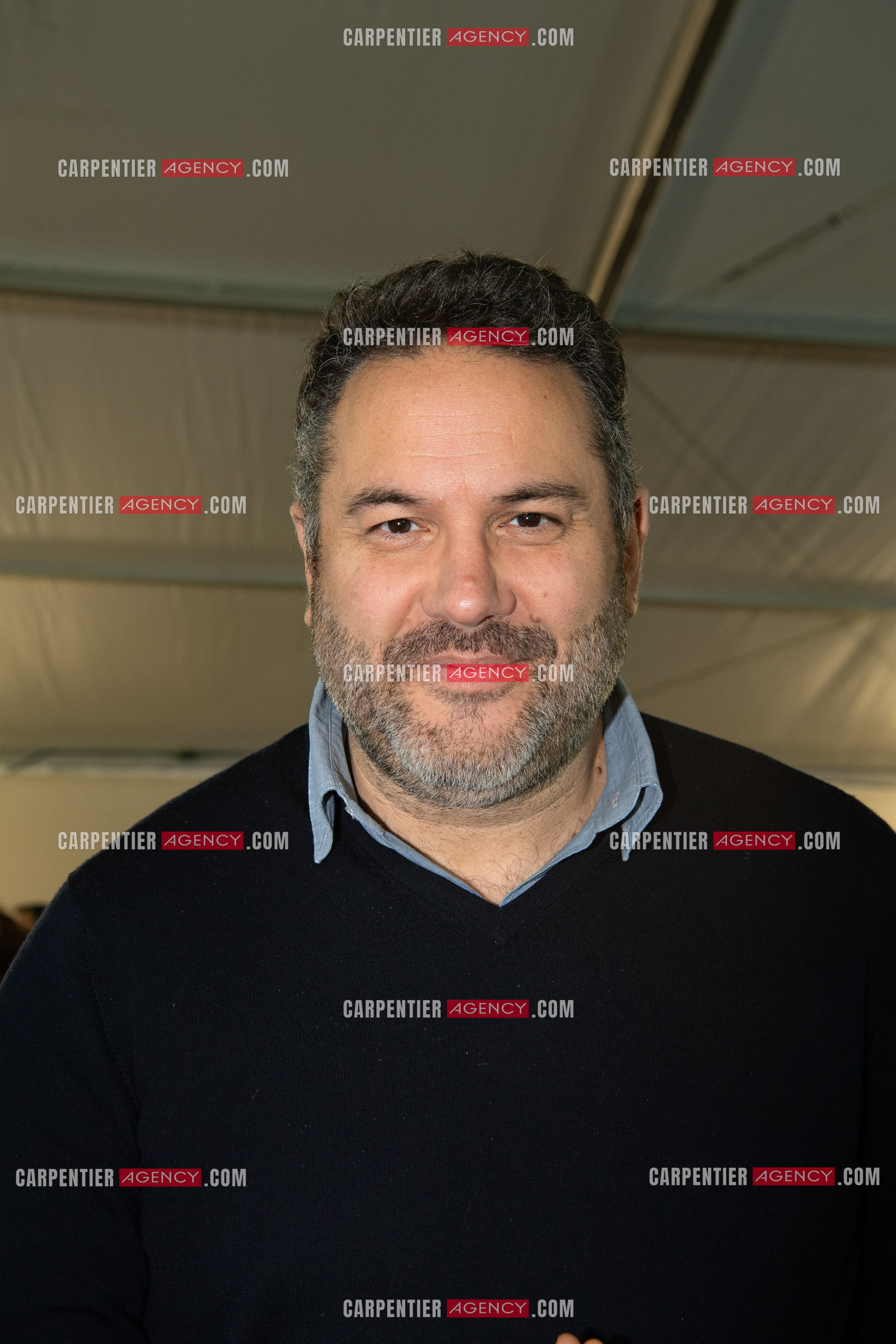 L'auteur Bruce Toussaint présente son livre “ HEUREUSEMENT, ELLE N'A PAS SOUFFERT “ aux éditions Stock.   ( Exclusif )