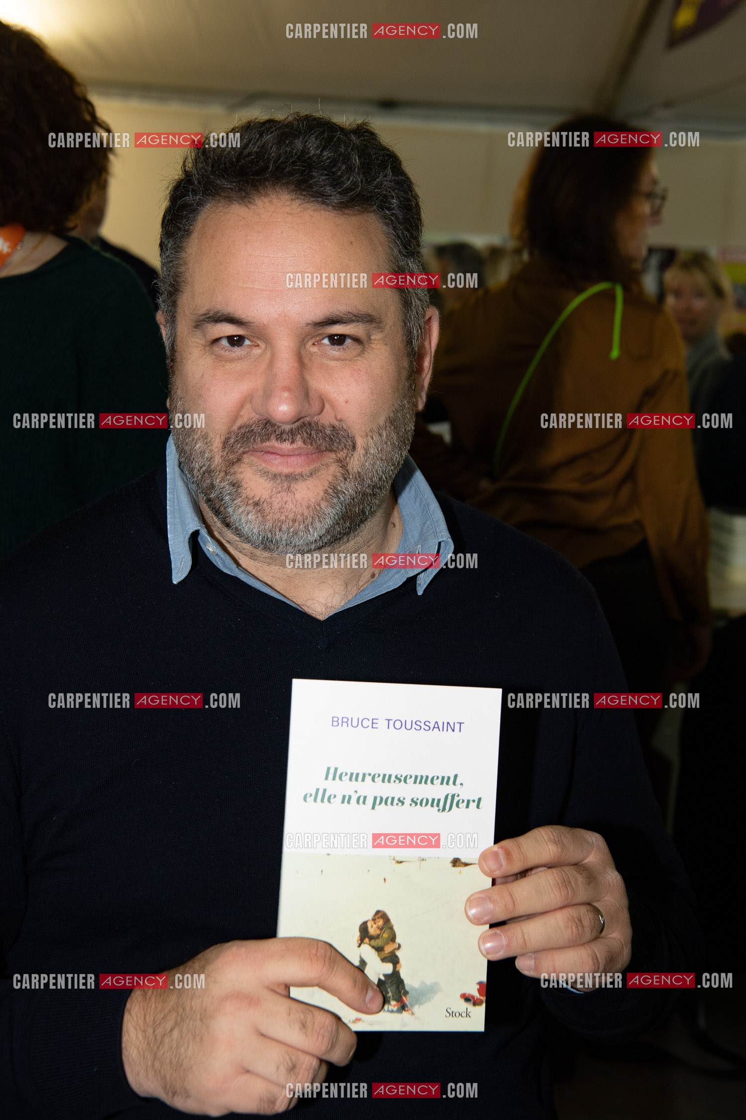 L'auteur Bruce Toussaint présente son livre “ HEUREUSEMENT, ELLE N'A PAS SOUFFERT “ aux éditions Stock.   ( Exclusif )