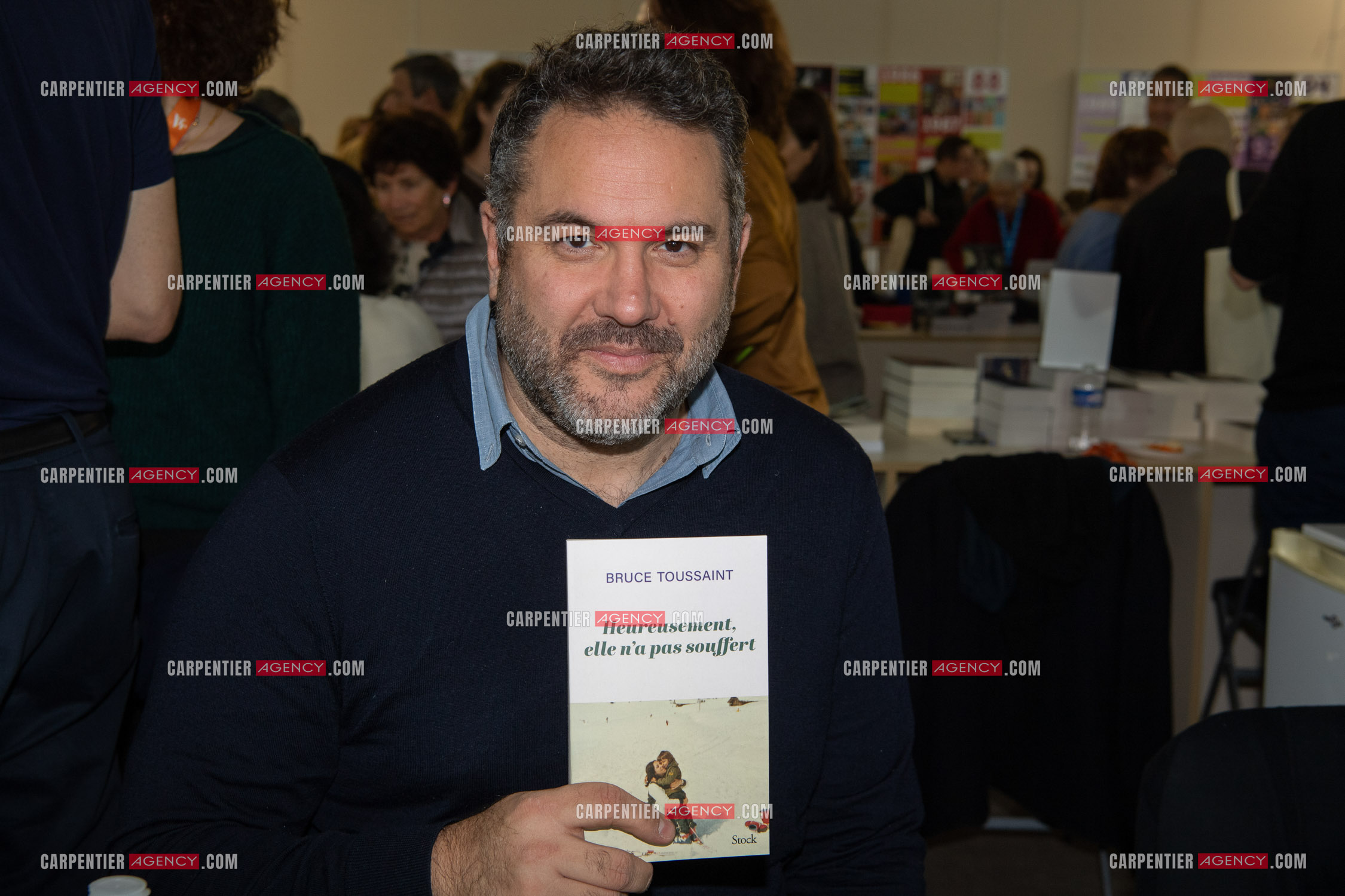 L'auteur Bruce Toussaint présente son livre “ HEUREUSEMENT, ELLE N'A PAS SOUFFERT “ aux éditions Stock.   ( Exclusif )