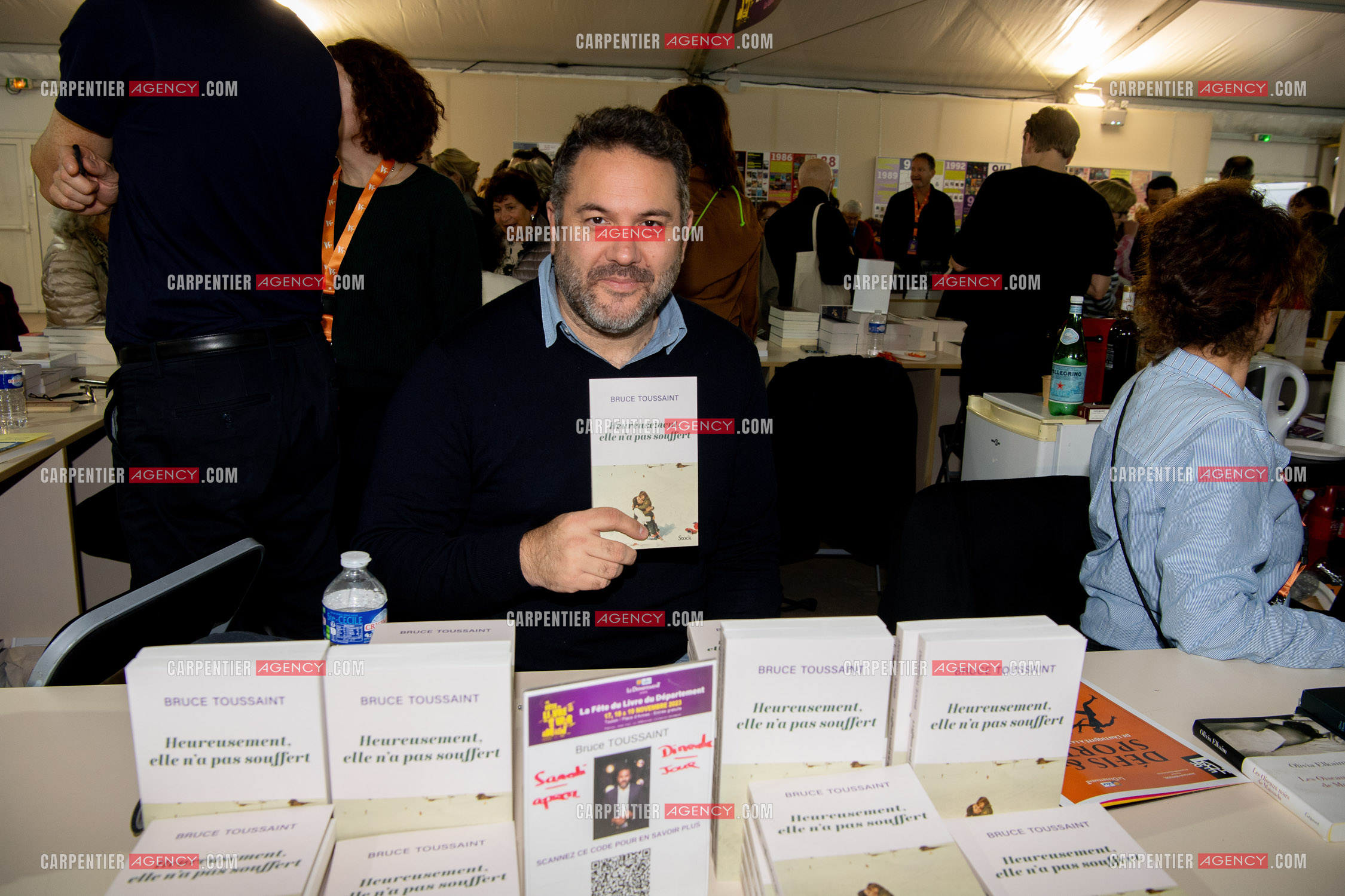L'auteur Bruce Toussaint présente son livre “ HEUREUSEMENT, ELLE N'A PAS SOUFFERT “ aux éditions Stock.   ( Exclusif )