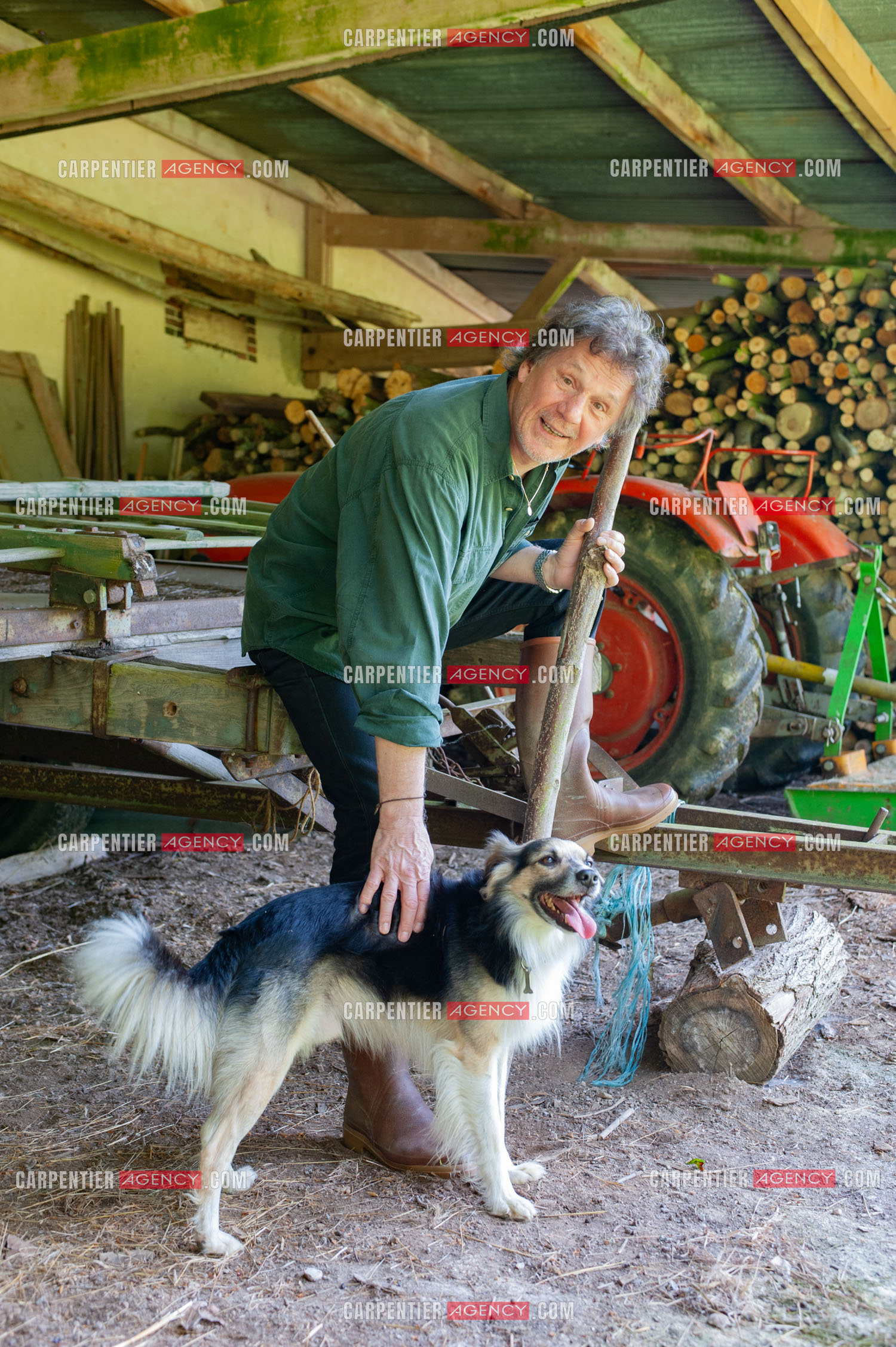 Le chanteur Gérard  Lenorman dans sa résidence secondaire avec ses animaux.   ( Exclusif )