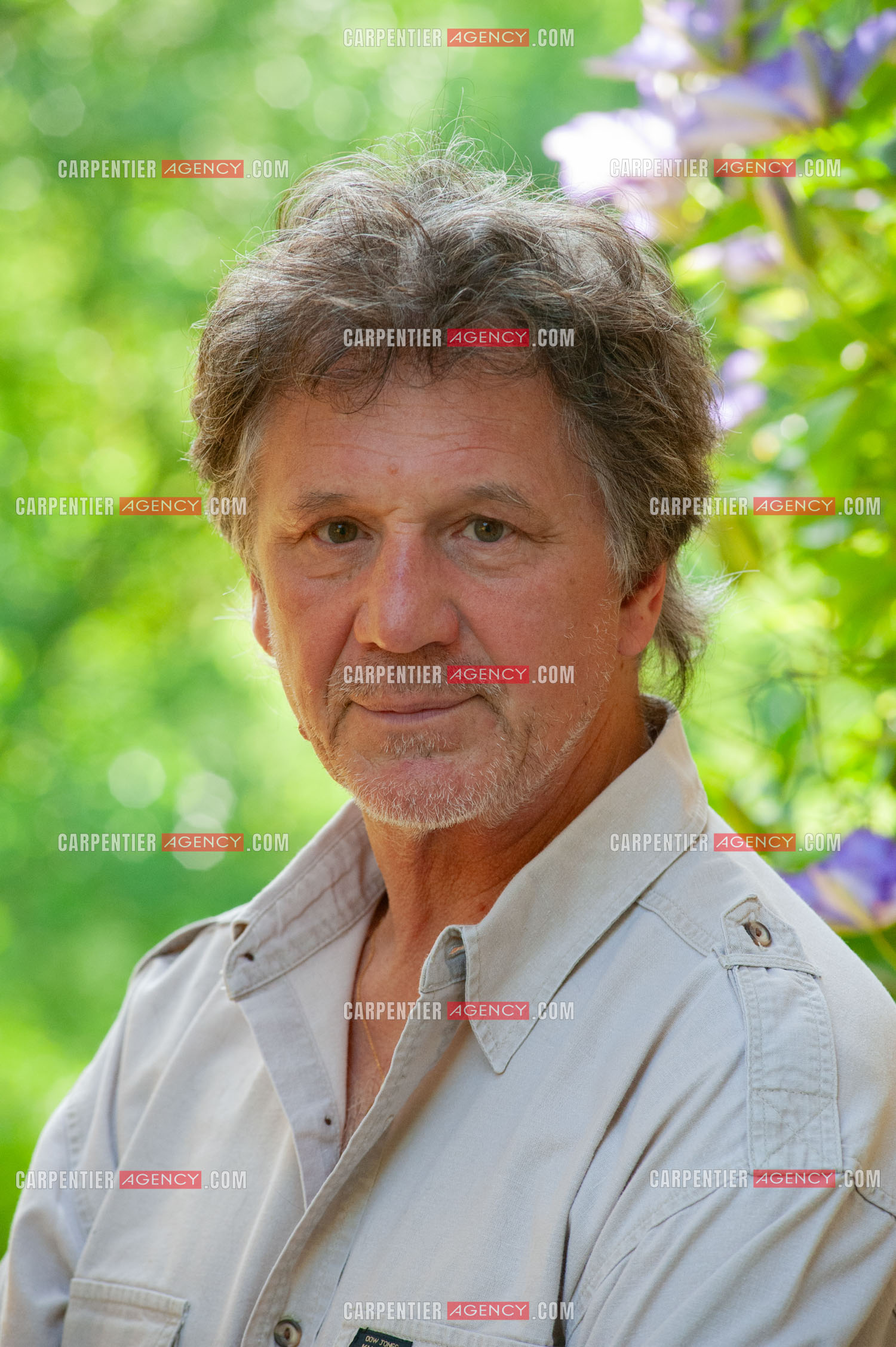 Le chanteur Gérard  Lenorman dans sa résidence secondaire avec ses animaux.   ( Exclusif )