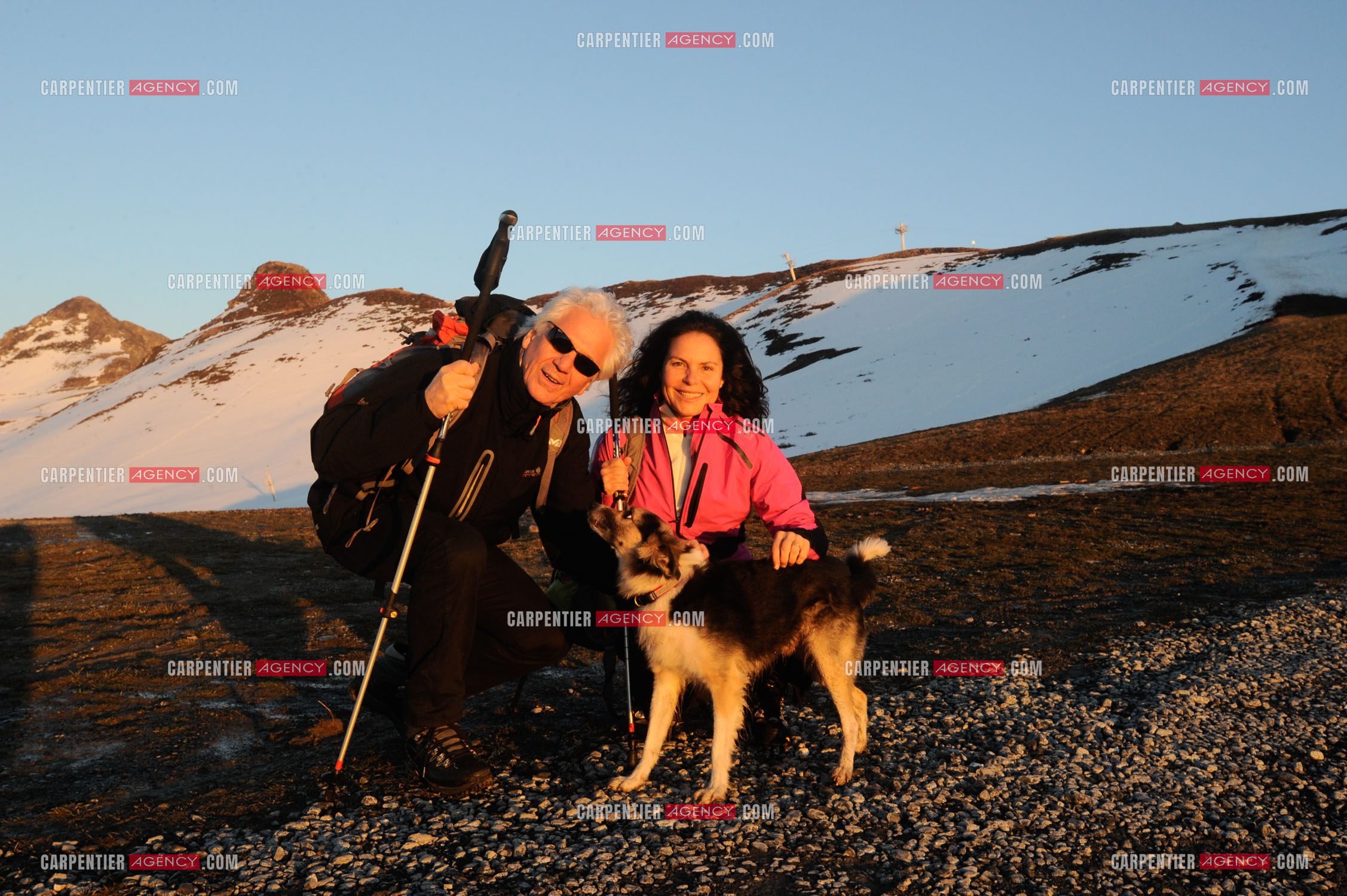 Le chanteur Gérard Lenorman et sa compagne Marie Maunier en randonnée dans les pyrénnées avec leur chien Puppy.  ( Exclusif )