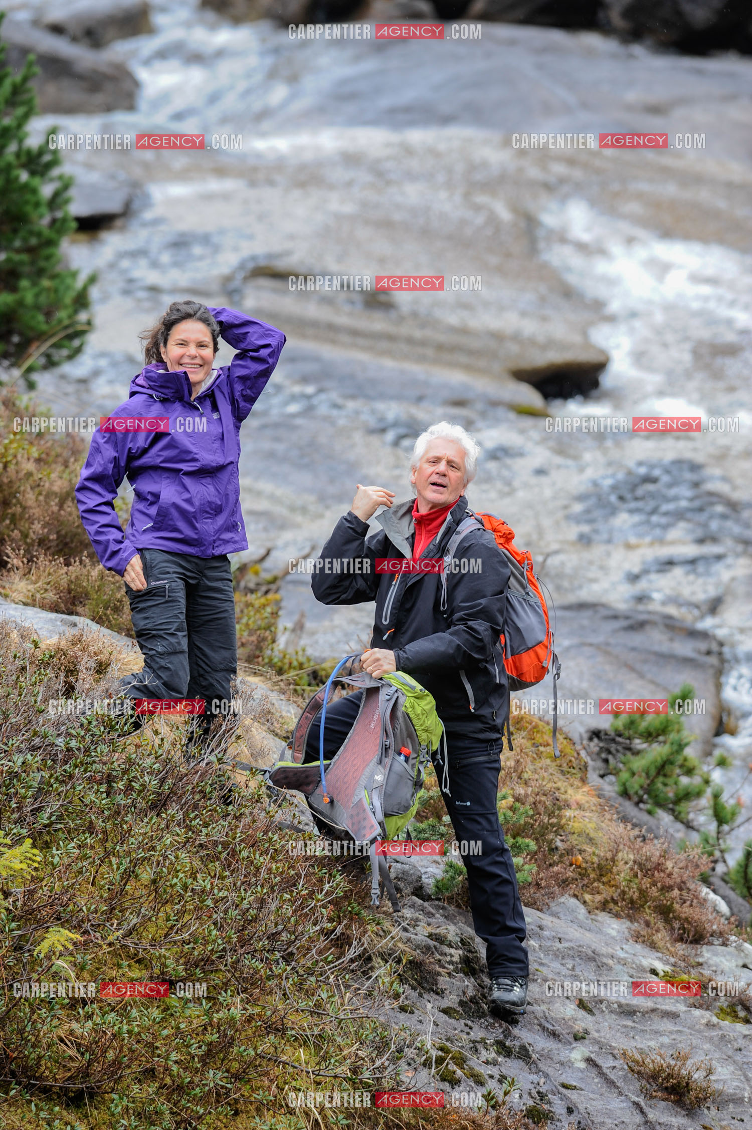 Le chanteur Gérard Lenorman et sa compagne Marie Maunier en randonnée dans les pyrénnées avec leur chien Puppy.  ( Exclusif )