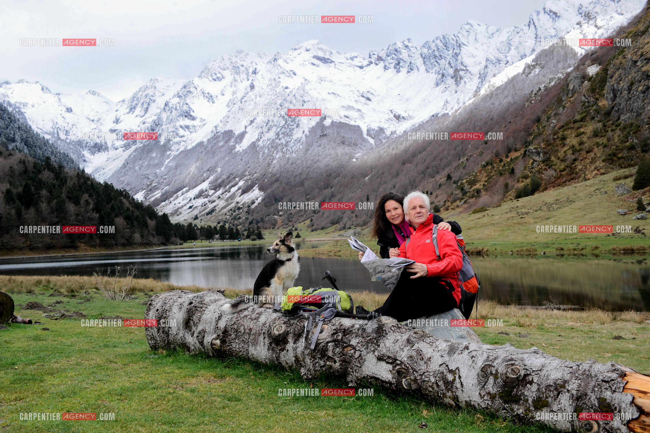 Le chanteur Gérard Lenorman et sa compagne Marie Maunier en randonnée dans les pyrénnées avec leur chien Puppy.  ( Exclusif )