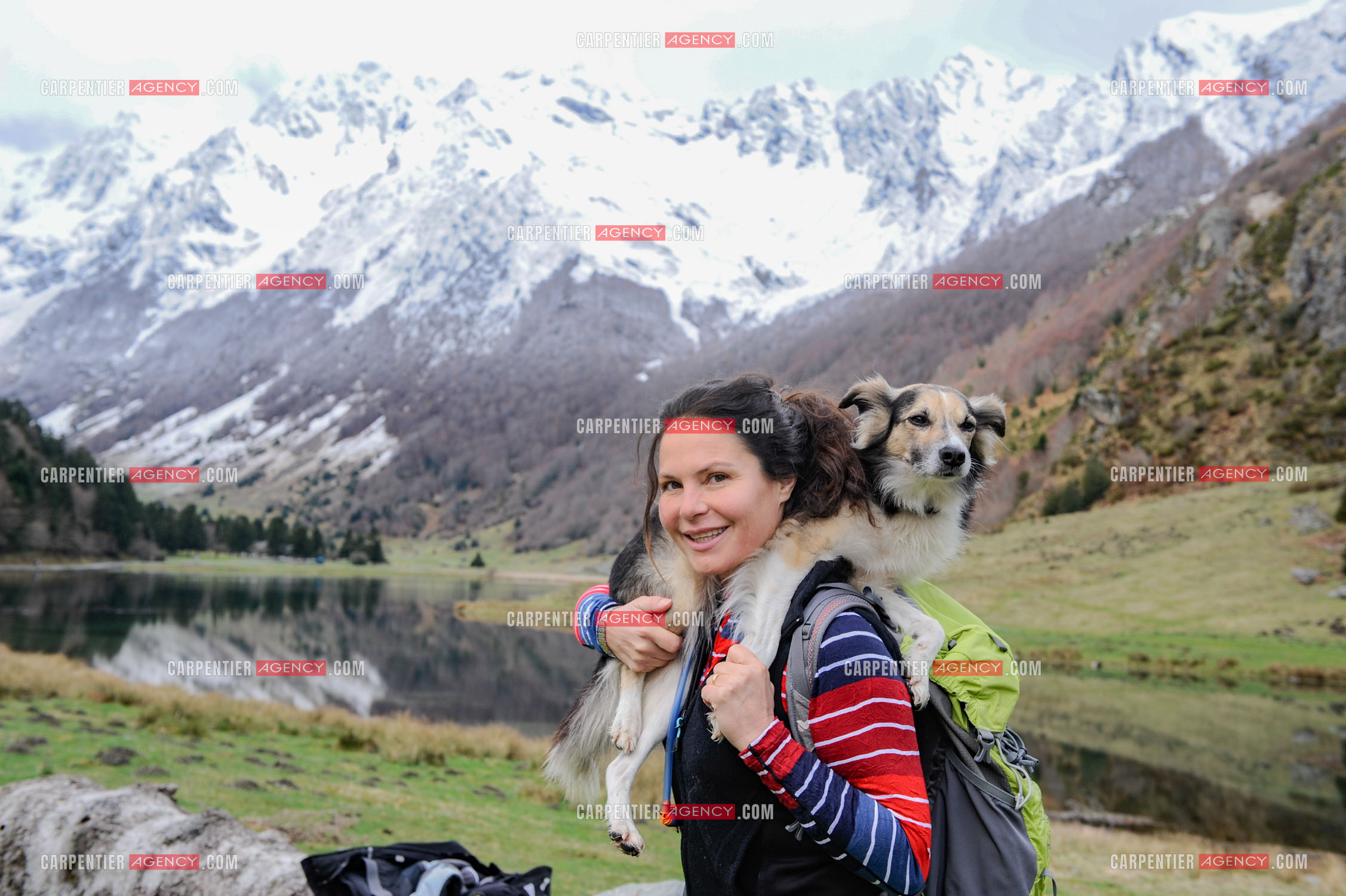 Le chanteur Gérard Lenorman et sa compagne Marie Maunier en randonnée dans les pyrénnées avec leur chien Puppy.  ( Exclusif )