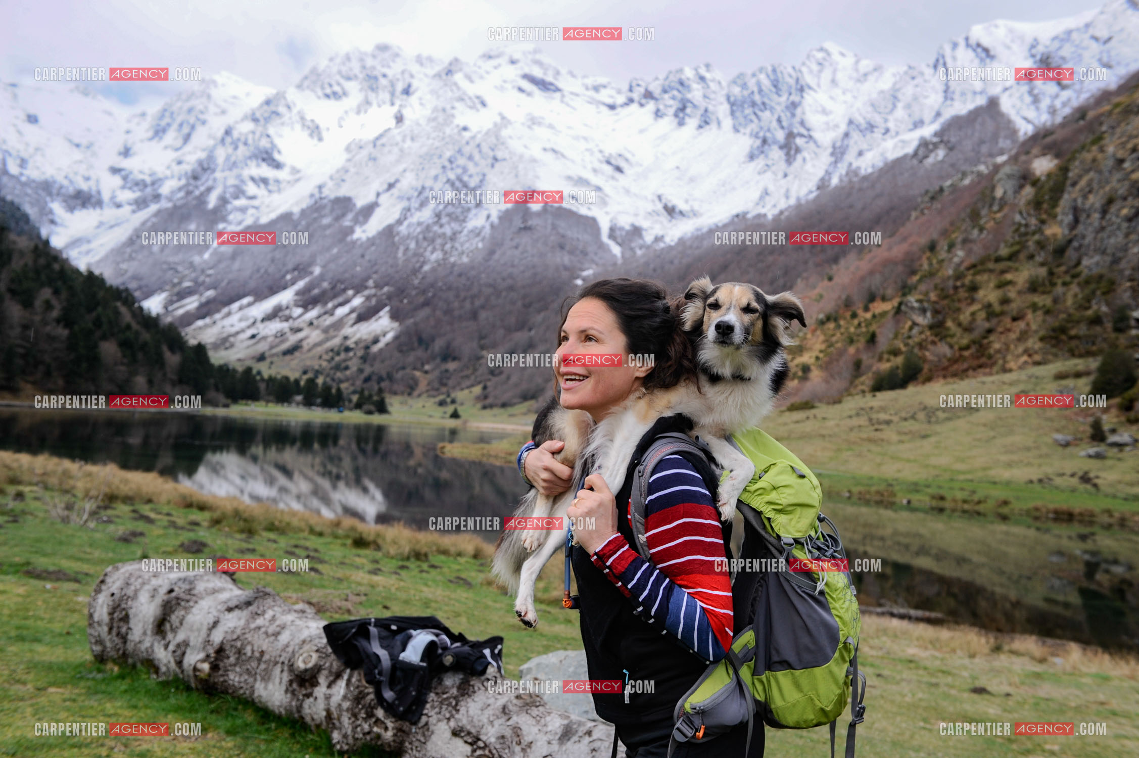 Le chanteur Gérard Lenorman et sa compagne Marie Maunier en randonnée dans les pyrénnées avec leur chien Puppy.  ( Exclusif )