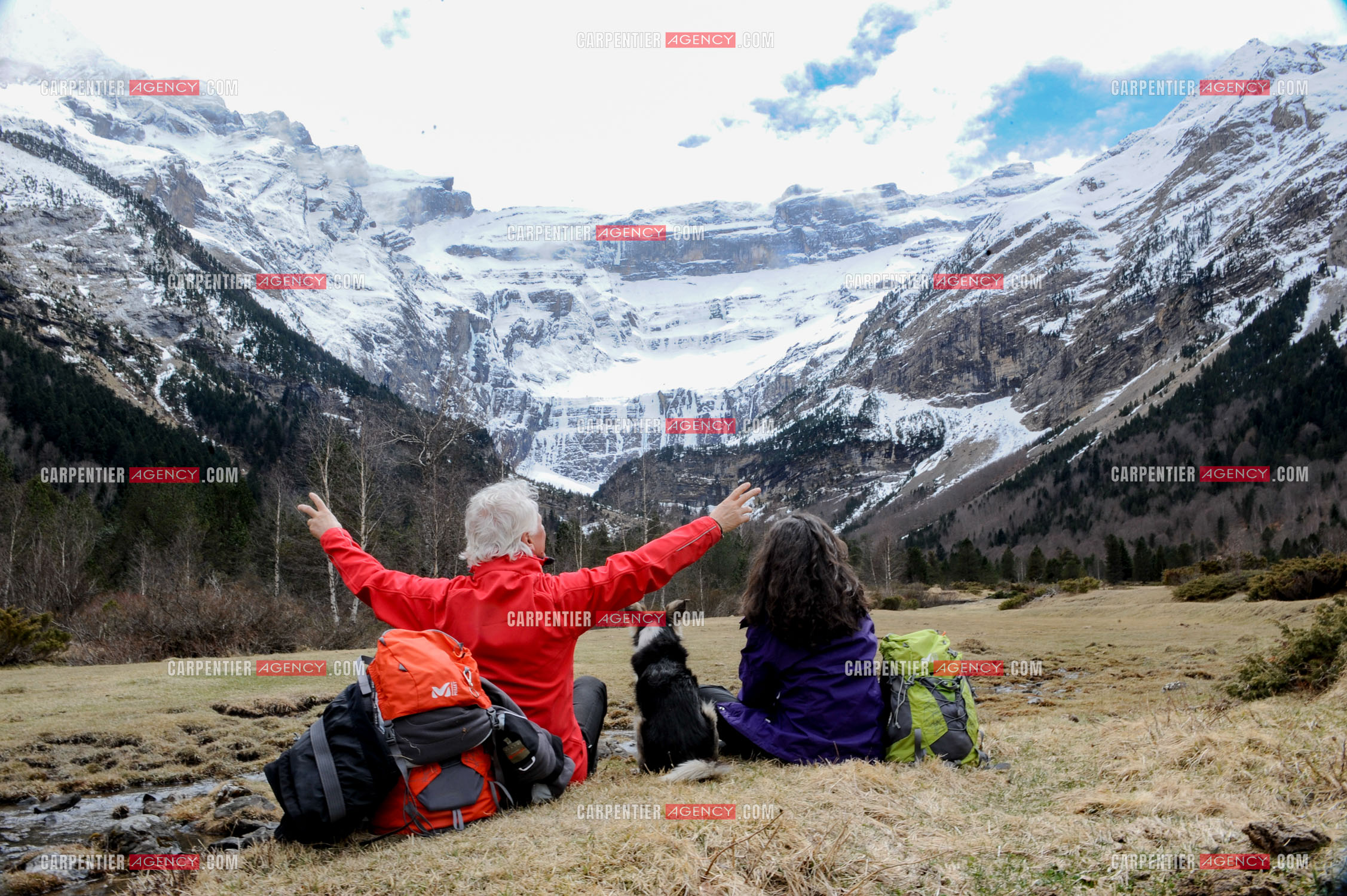 Le chanteur Gérard Lenorman et sa compagne Marie Maunier en randonnée dans les pyrénnées avec leur chien Puppy.  ( Exclusif )