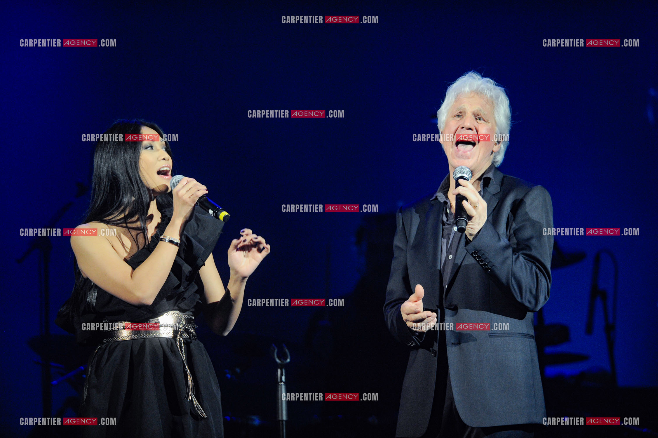 Le chanteur Gérard Lenorman en concert au Grand Rex à Paris. Gérard Lenorman lors d'un duo avec la chanteuse Anggun.  ( Exclusif )