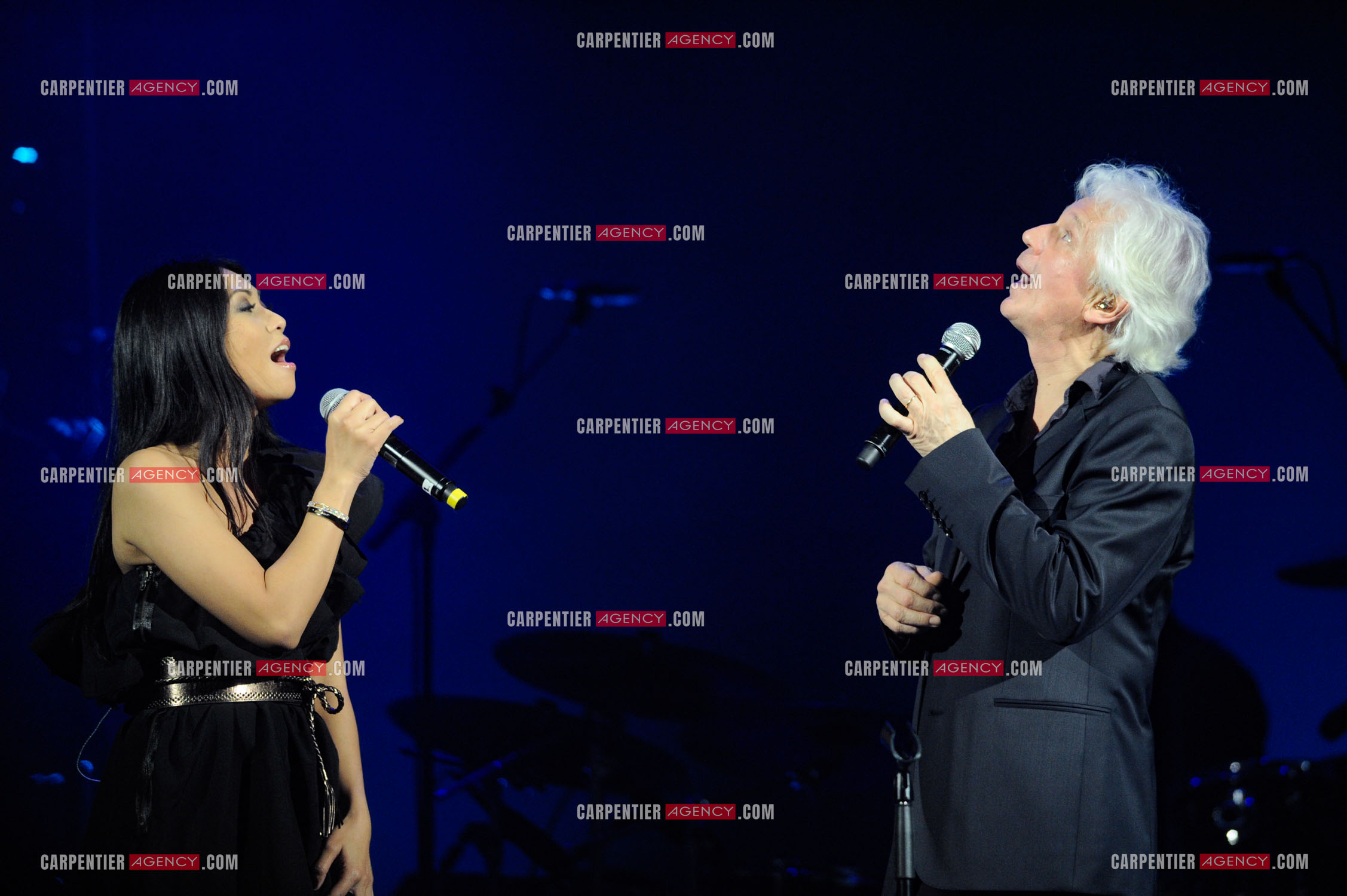 Le chanteur Gérard Lenorman en concert au Grand Rex à Paris. Gérard Lenorman lors d'un duo avec la chanteuse Anggun.  ( Exclusif )