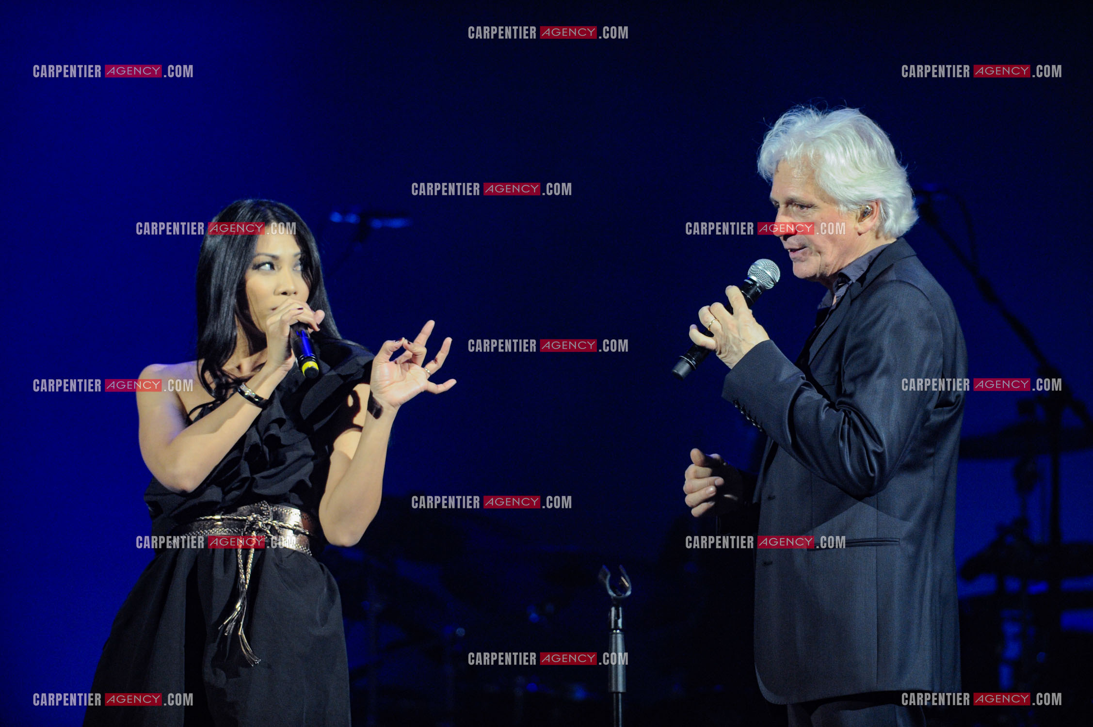 Le chanteur Gérard Lenorman en concert au Grand Rex à Paris. Gérard Lenorman lors d'un duo avec la chanteuse Anggun.  ( Exclusif )