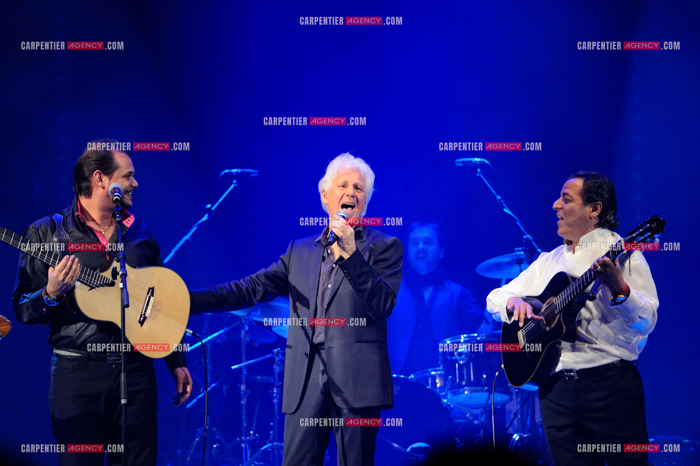 Le chanteur Gérard Lenorman en concert au Grand Rex à Paris. Gérard Lenorman lors d'un duo avec Chico Bouchikhi et les Gypsies.