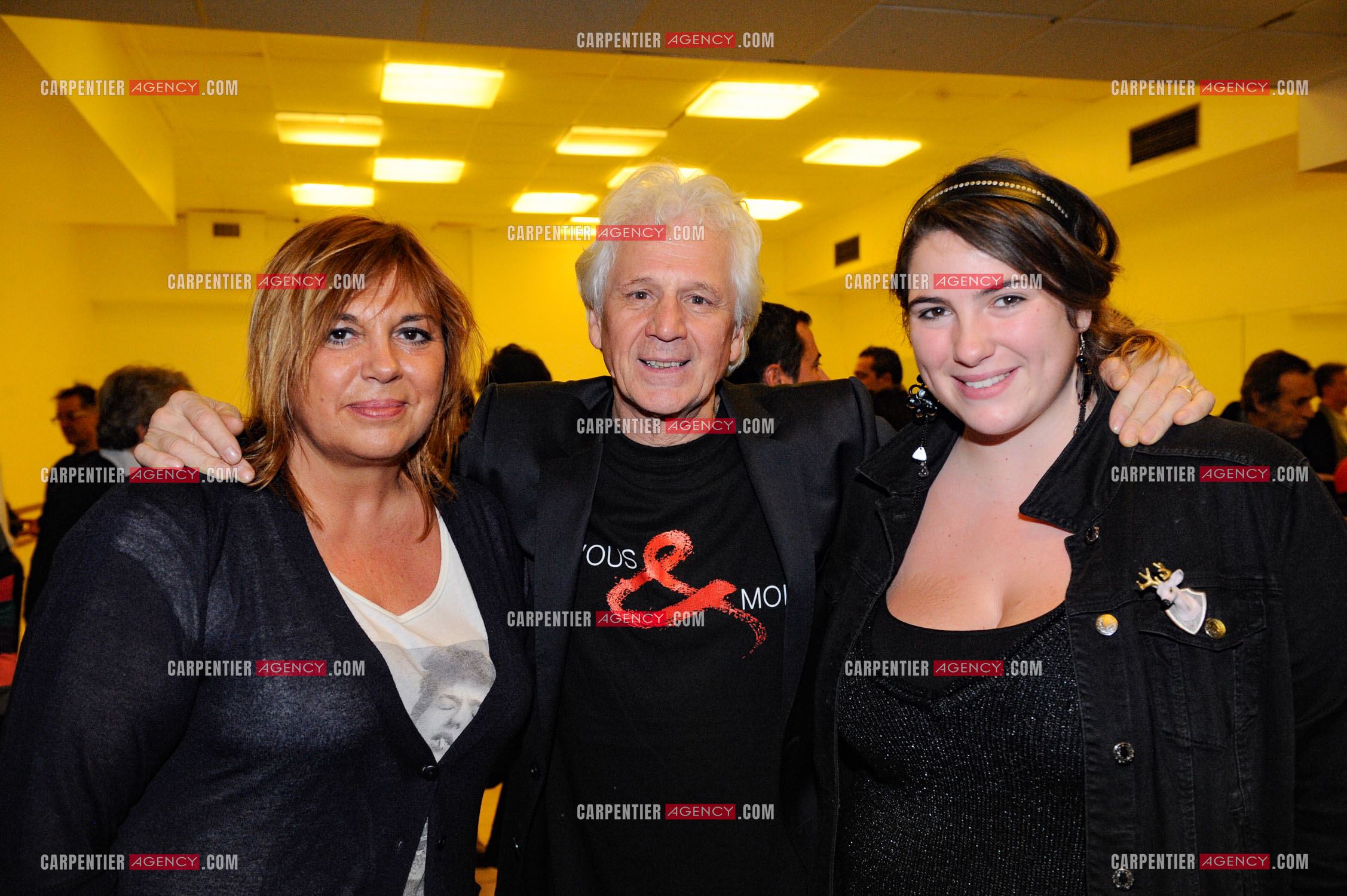 Le chanteur Gérard Lenorman en concert au Grand Rex à Paris. Dans les loges, Gérard Lenorman entouré de Michèle Bernier et sa fille Charlotte Gaccio.  ( Exclusif )