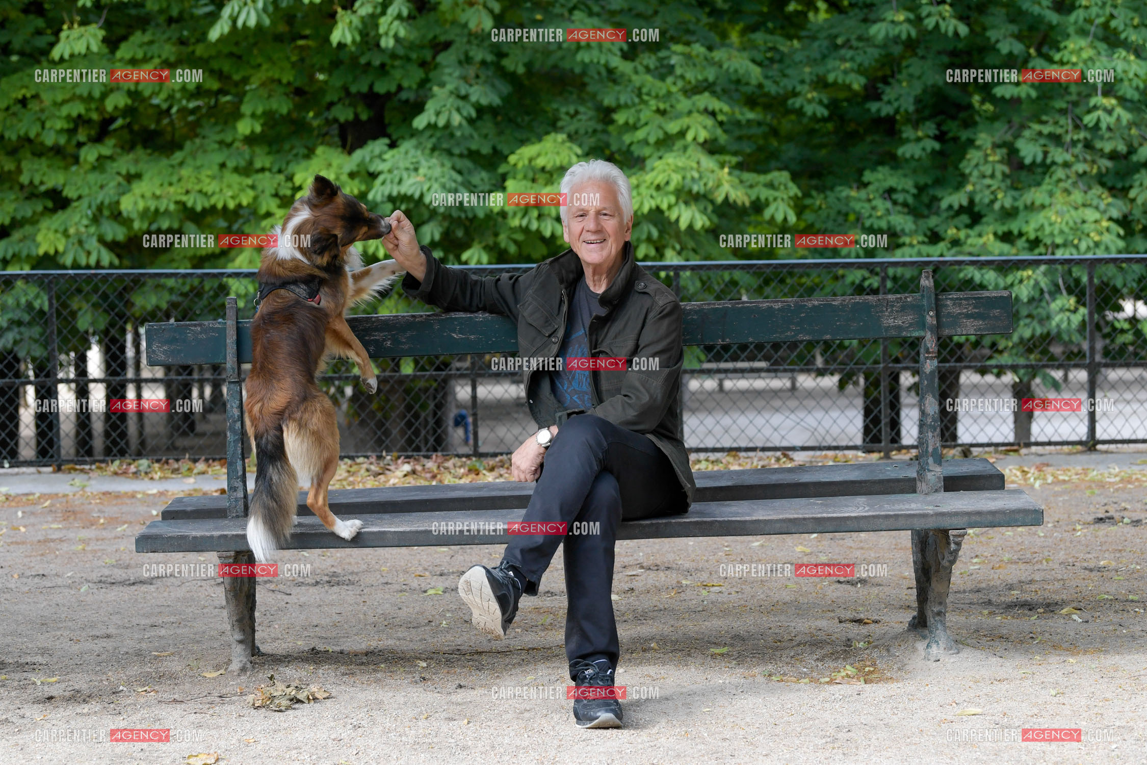 Le chanteur Gérard Lenorman présente son nouveau chien Tilou un berger croisé au jardin des Tuileries à Paris. ( Exclusif )