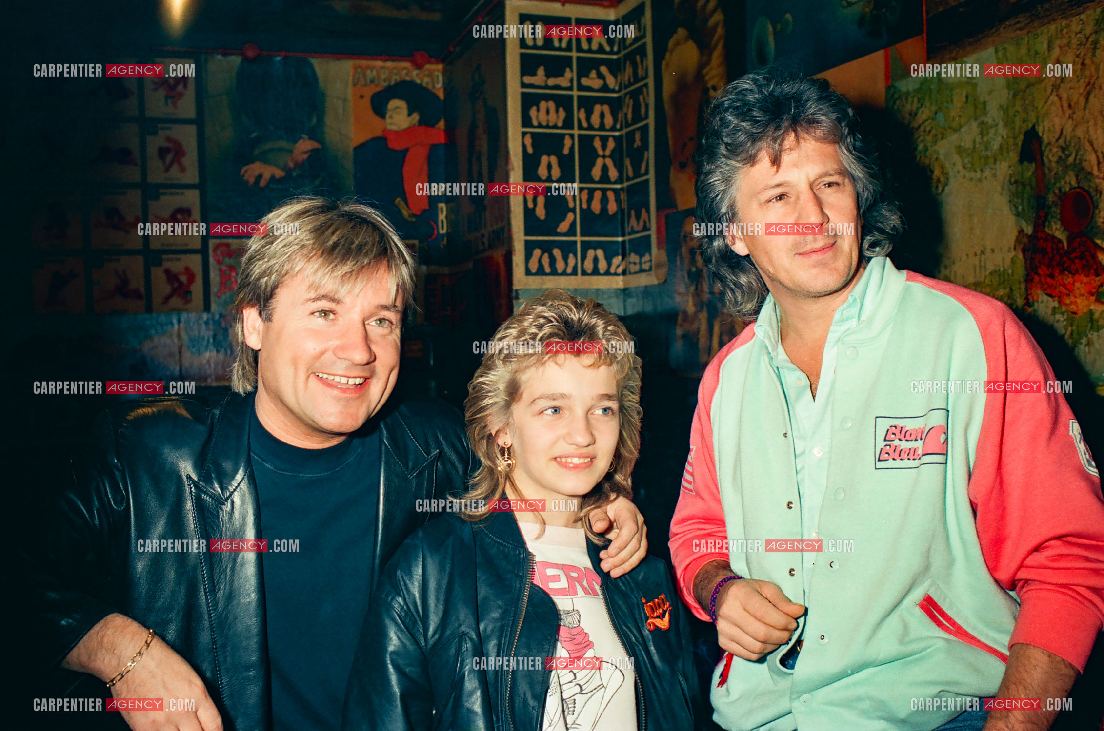 Le chanteur Gérard  Lenorman sur la scène de l'Olympia en 1985. Dans le bar des loges de l'Olympia “Marilyn“ avec son ami C.Jérôme.  ( Exclusif )