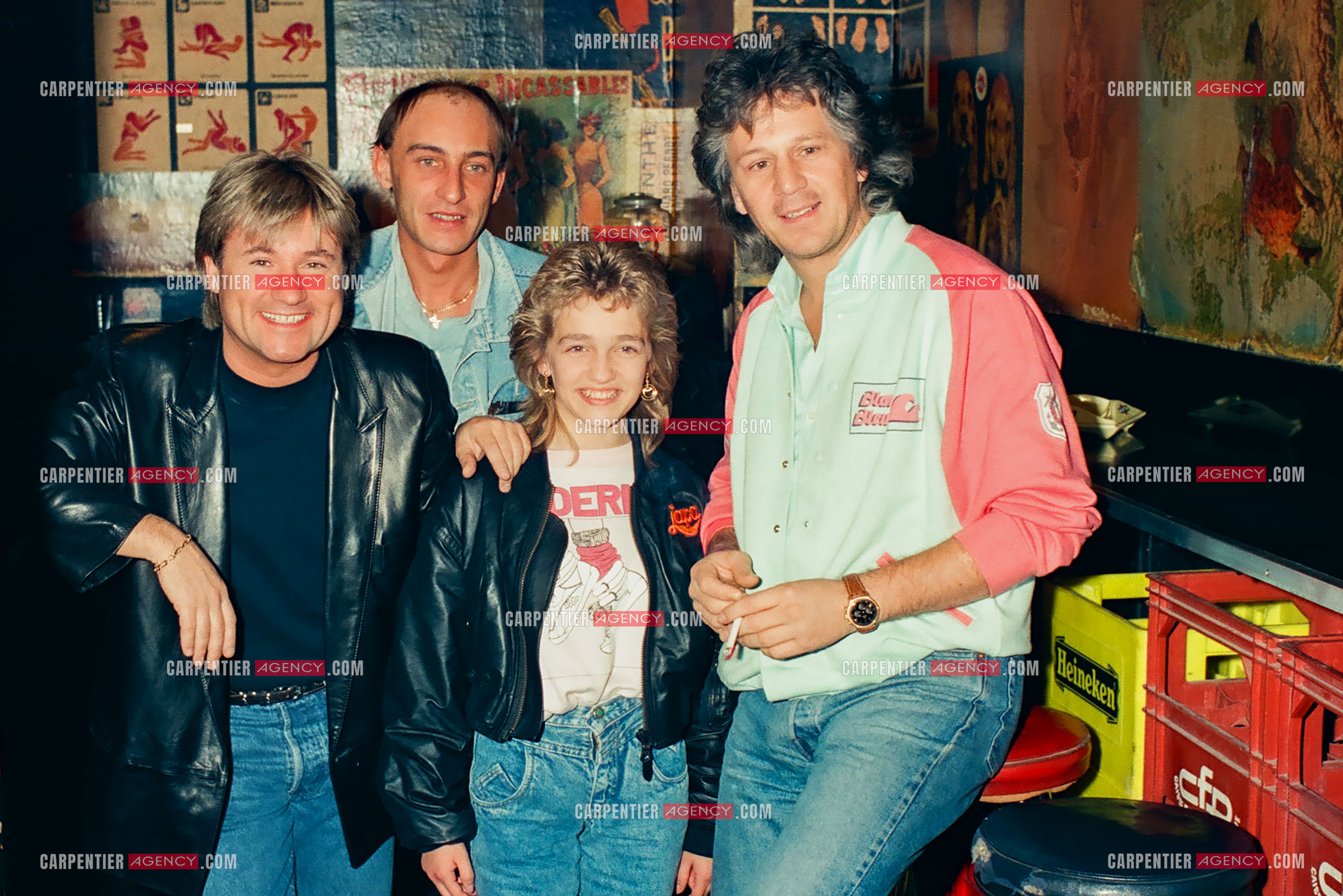 Le chanteur Gérard  Lenorman sur la scène de l'Olympia en 1985. Dans le bar des loges de l'Olympia “Marilyn“ avec son ami C.Jérôme.  ( Exclusif )