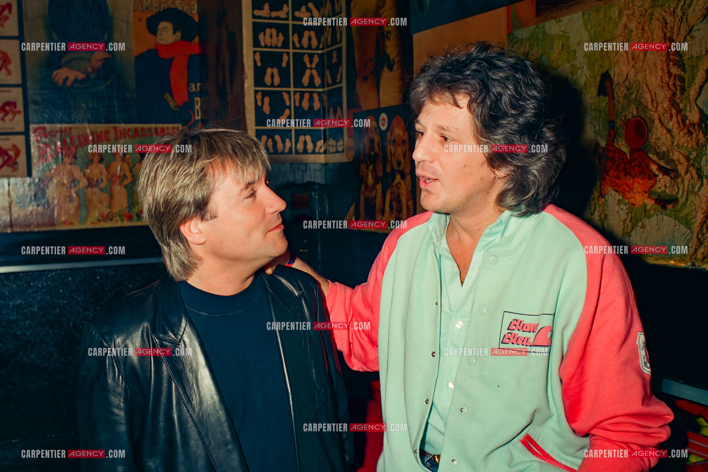 Le chanteur Gérard  Lenorman sur la scène de l'Olympia en 1985. Dans le bar des loges de l'Olympia “Marilyn“ avec son ami C.Jérôme.  ( Exclusif )