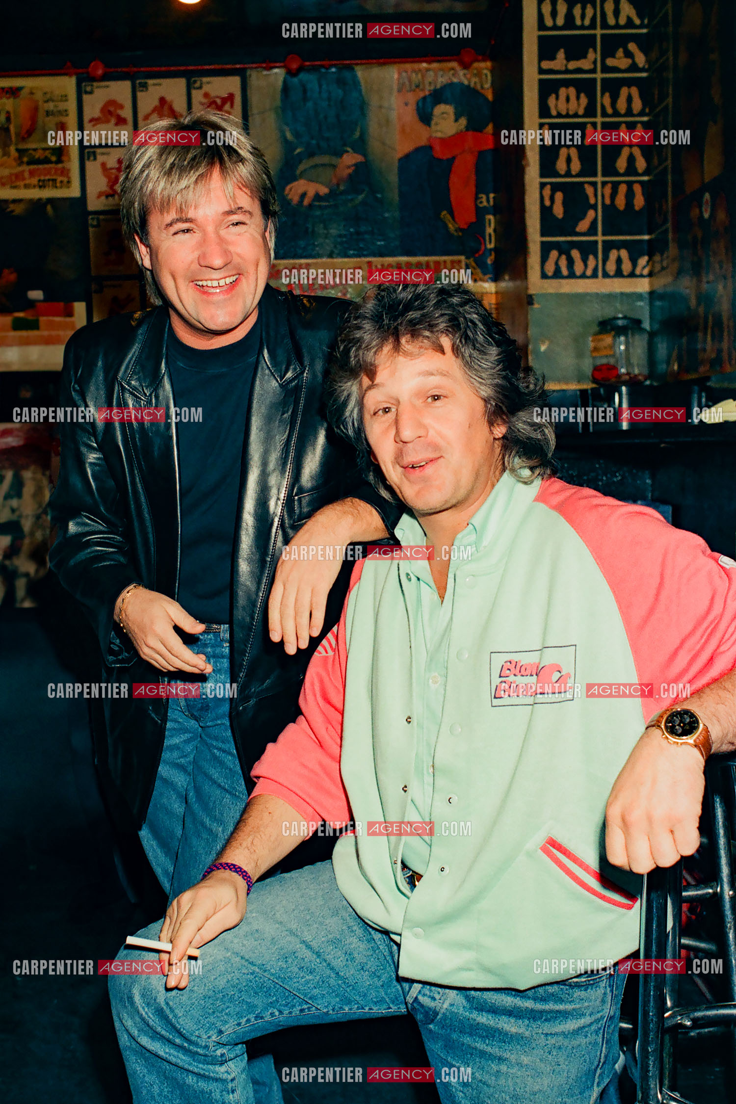 Le chanteur Gérard  Lenorman sur la scène de l'Olympia en 1985. Dans le bar des loges de l'Olympia “Marilyn“ avec son ami C.Jérôme.  ( Exclusif )