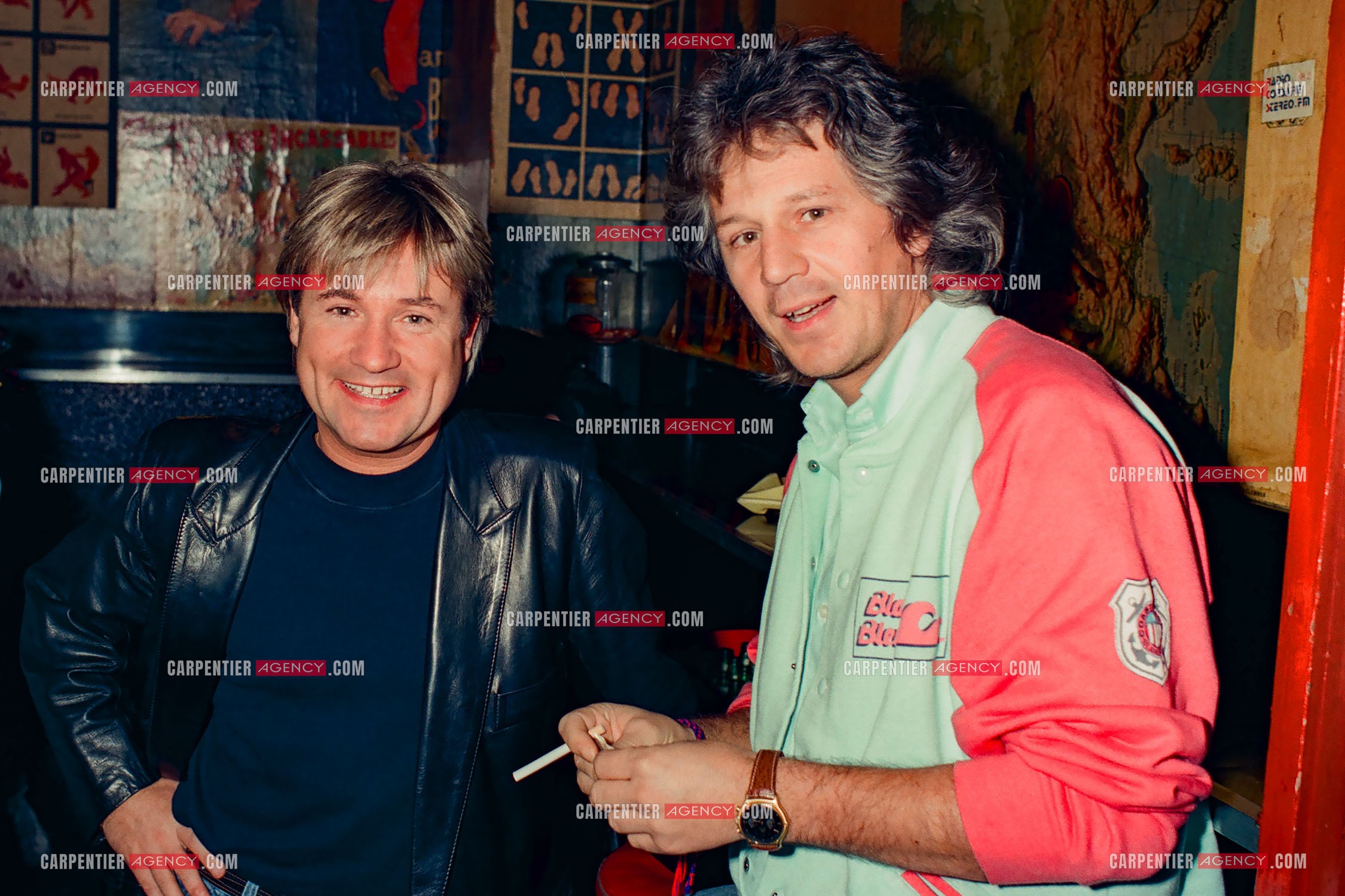 Le chanteur Gérard  Lenorman sur la scène de l'Olympia en 1985. Dans le bar des loges de l'Olympia “Marilyn“ avec son ami C.Jérôme.  ( Exclusif )