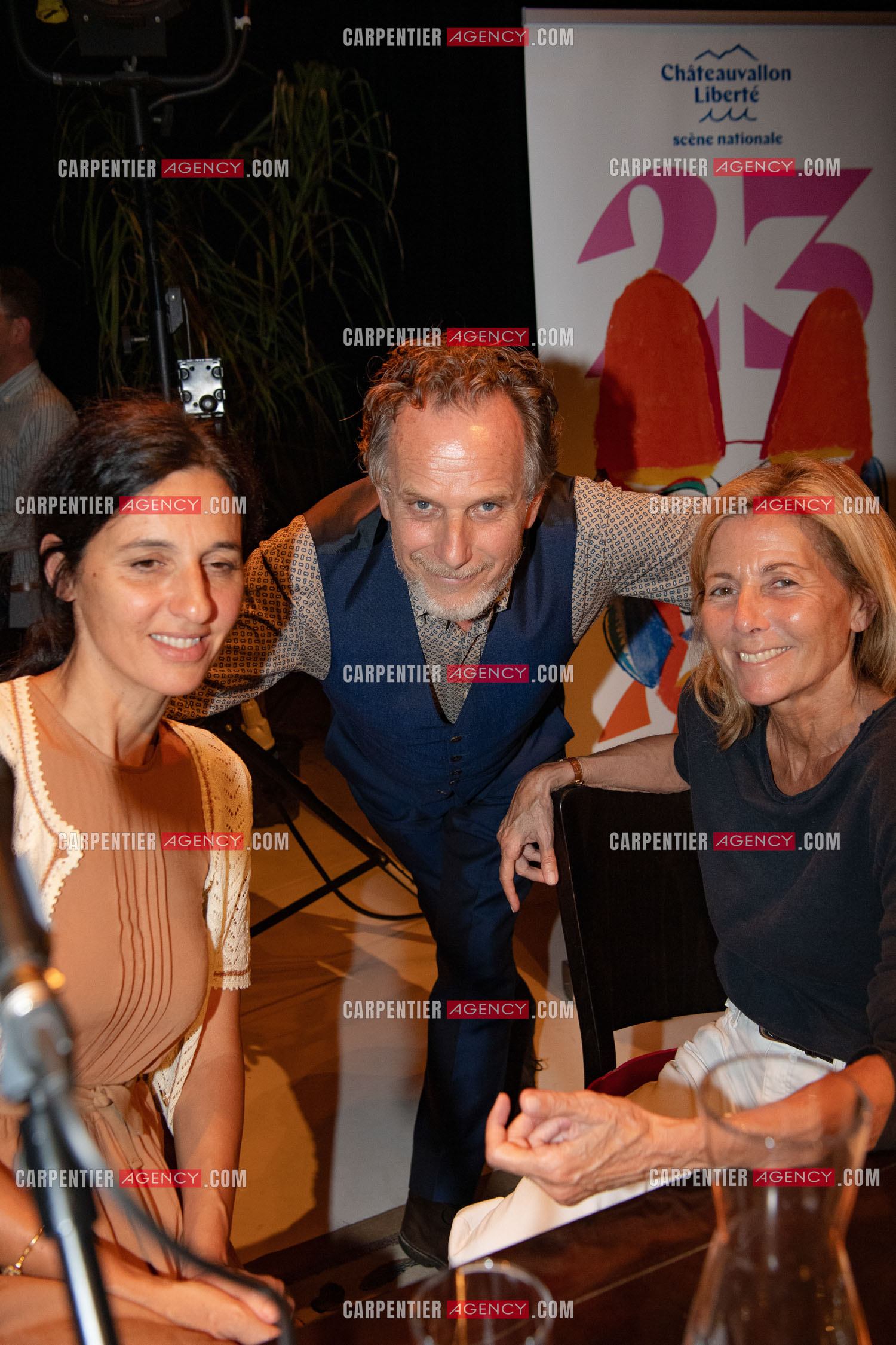 L'acteur Charles Berling, avec sa nouvelle compagne la comédienne Bérangère Warluzel et la journaliste Claire Chazal.    ( Exclusif )