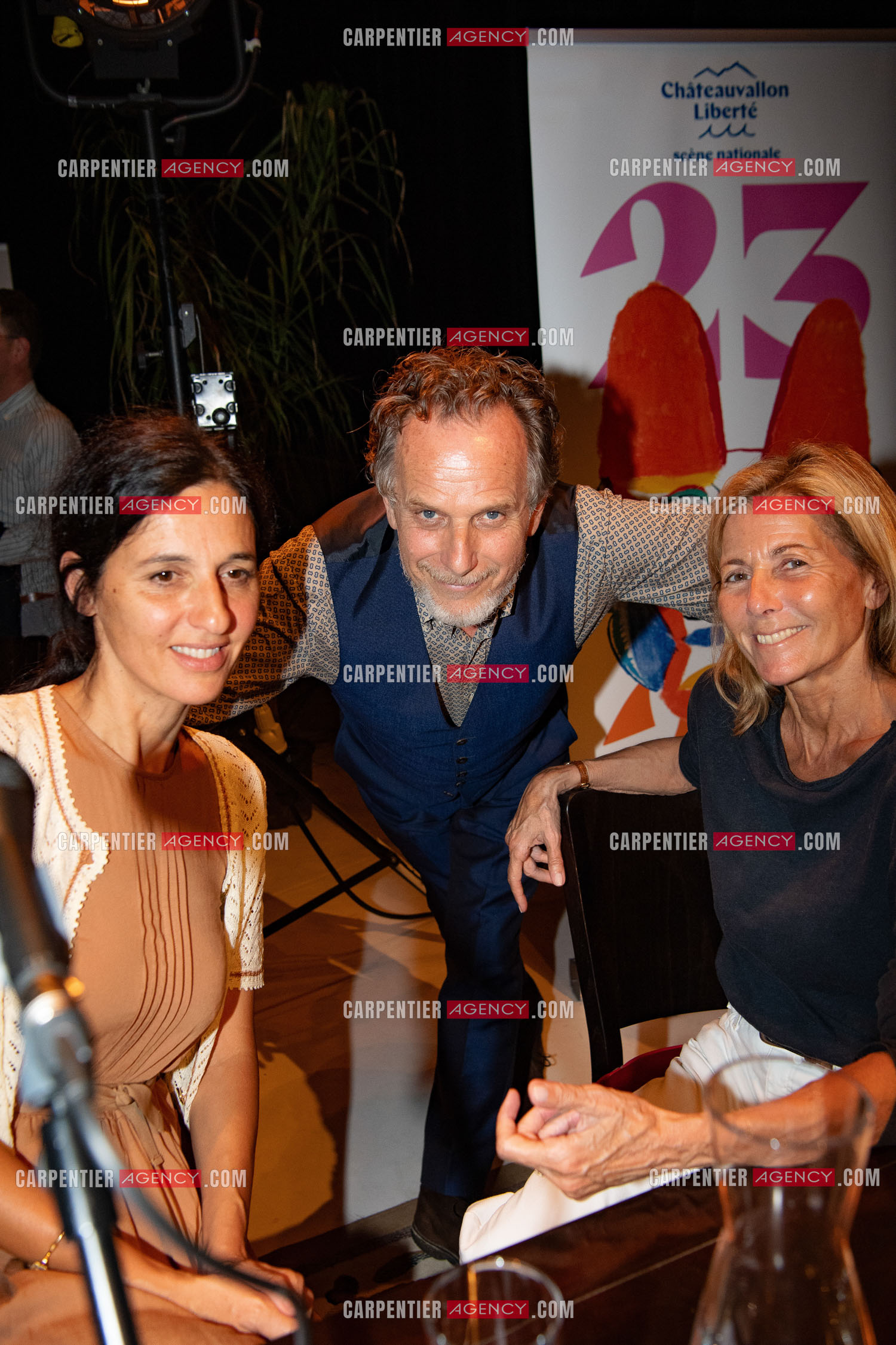 L'acteur Charles Berling, avec sa nouvelle compagne la comédienne Bérangère Warluzel et la journaliste Claire Chazal.    ( Exclusif )