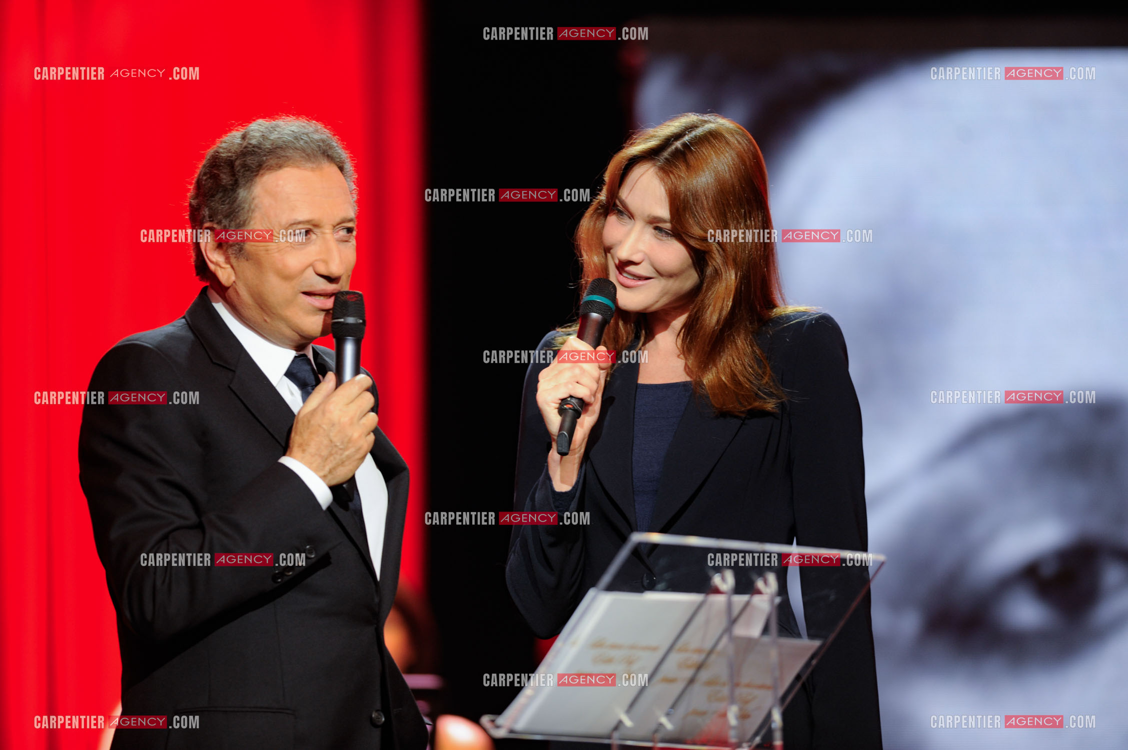 La première dame Carla Bruni Sarkosy invitée d'honneur de l'émission spéciale sur Edith Piaf “Pour + de Vie“ présentée par Michel Drucker.