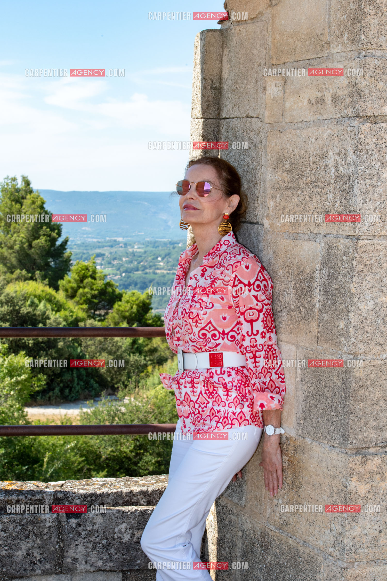 L'actrice Cyrielle Clair dans le château du marquis de Sade à Lacoste.  ( Exclusif )