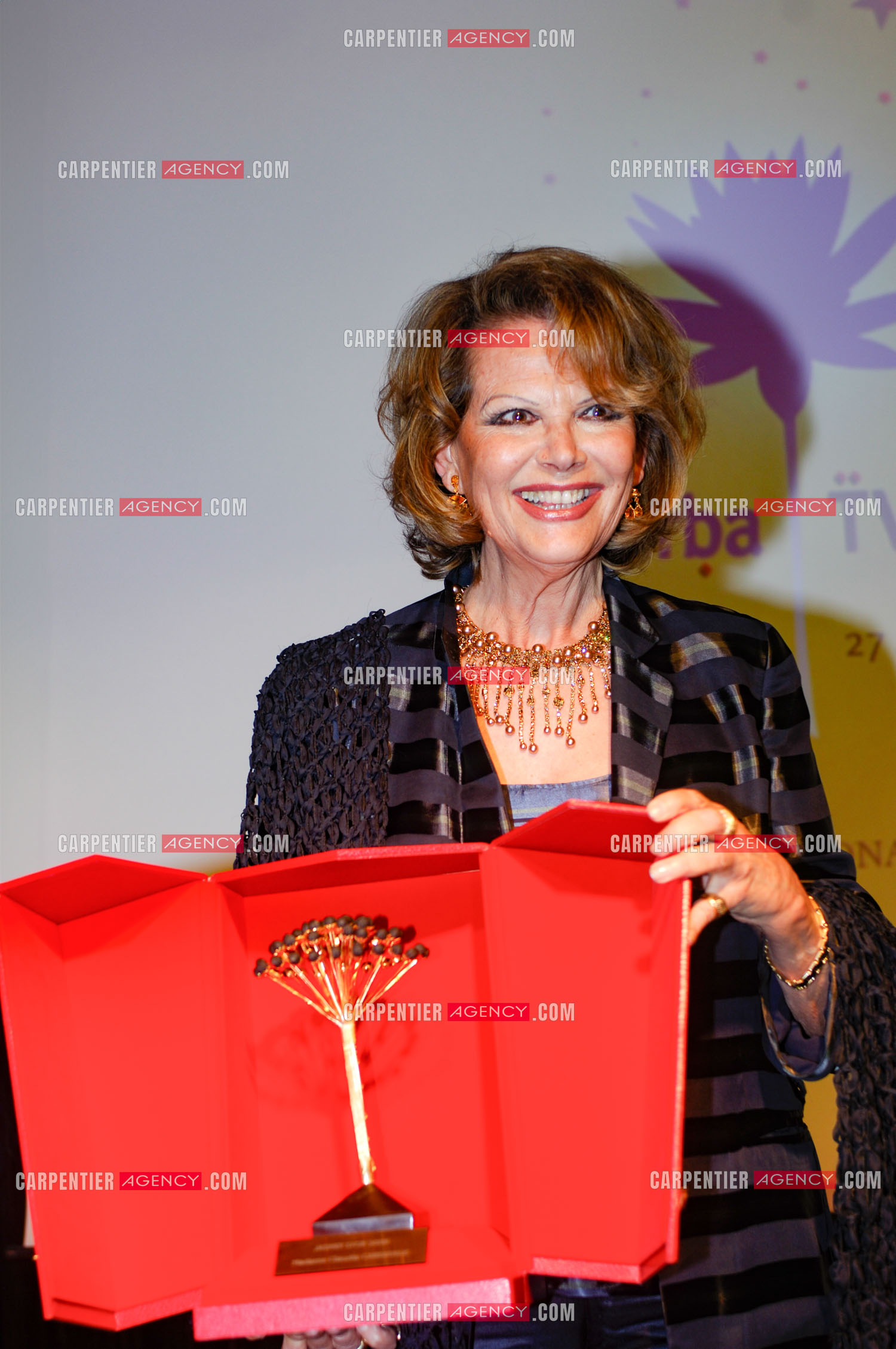 Festival du film à Djerba en Tunisie le 30 avril 2006. L'actrice Claudia Cardinale reçoit le Jasmin d'or.