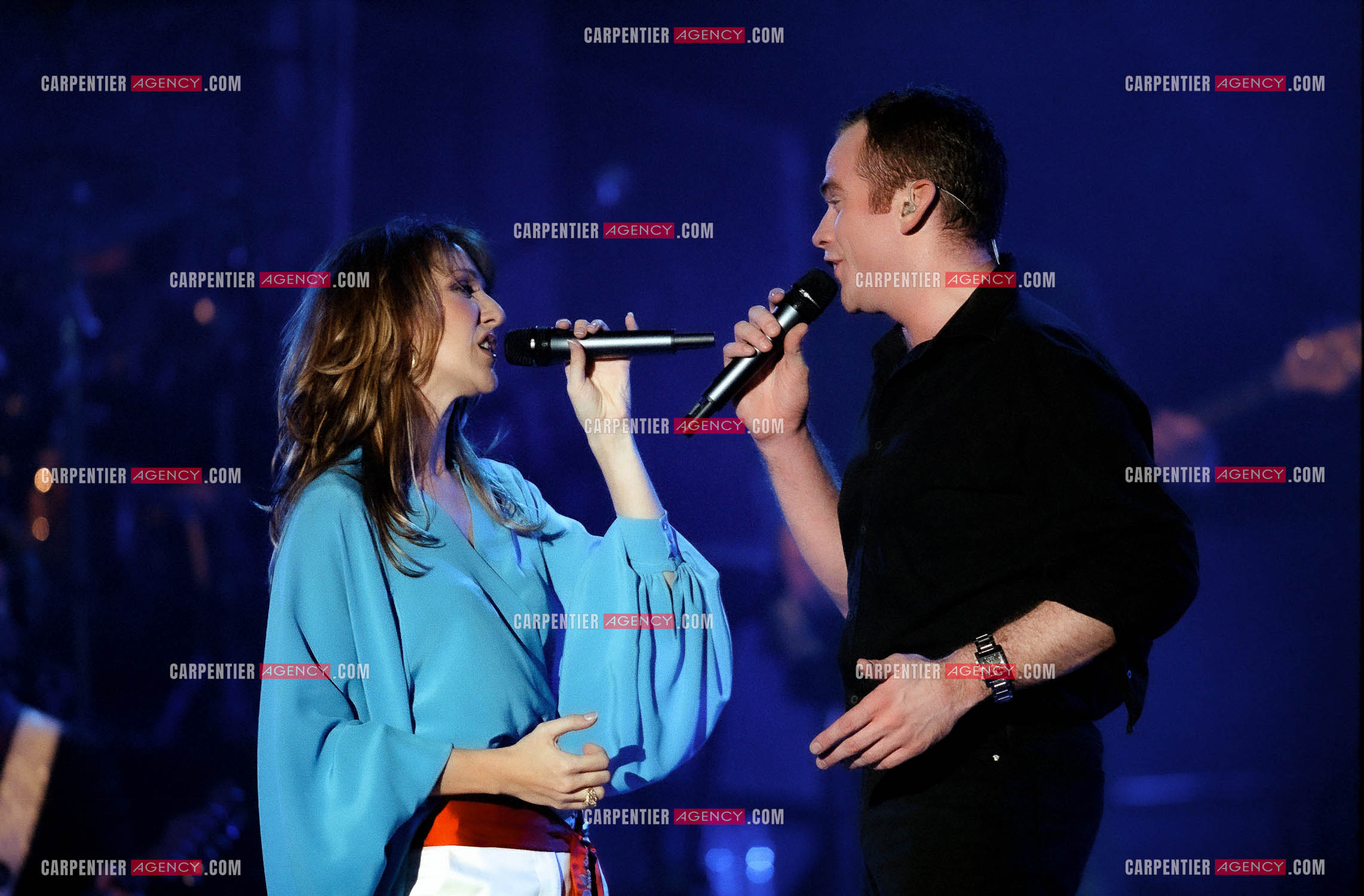 Le chanteur Garou en concert au POPB de Paris Bercy. Céline Dion rejoint Garou sur scène pour interpréter avec lui en duo " SOUS LE VENT " le 20 mars 2002.                         ( Exclusif )