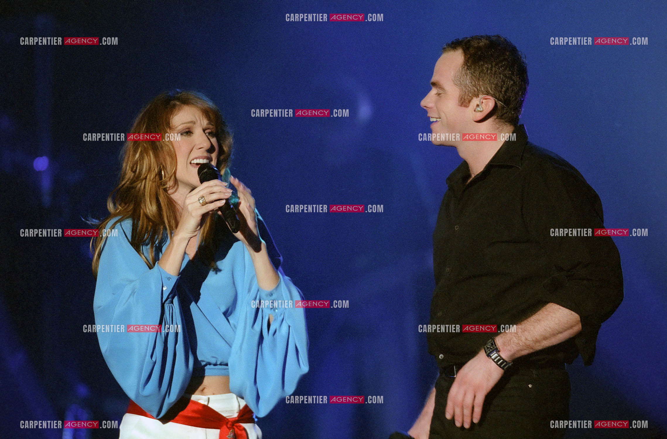Le chanteur Garou en concert au POPB de Paris Bercy. Céline Dion rejoint Garou sur scène pour interpréter avec lui en duo " SOUS LE VENT " le 20 mars 2002.                         ( Exclusif )