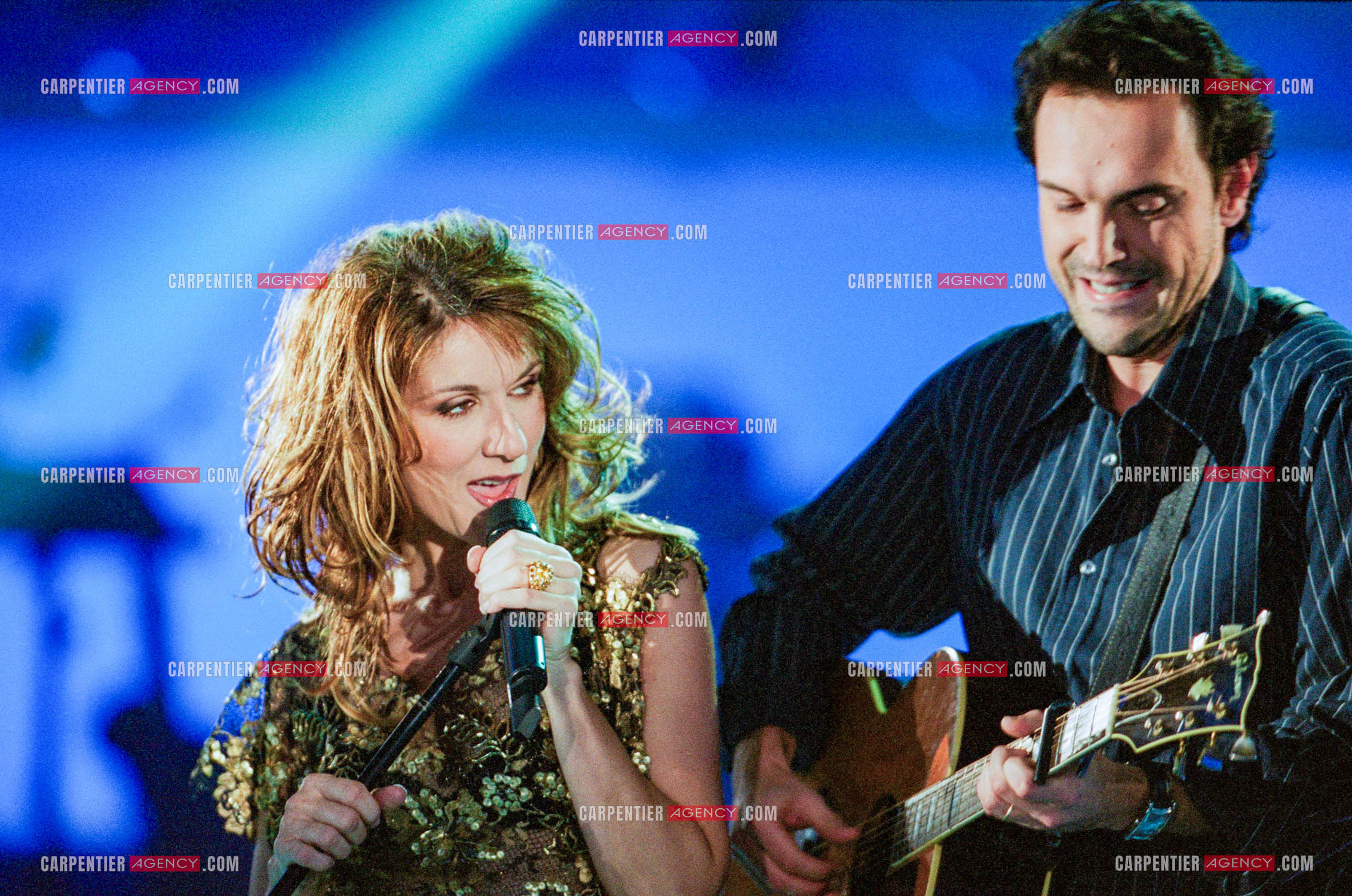 Enregistrement de l'émission spéciale Céline Dion sur TF1 le 17 Mars 2002. Le chanteur Gérald De Palmas lors d'un duo avec Céline.  ( Exclusif ).