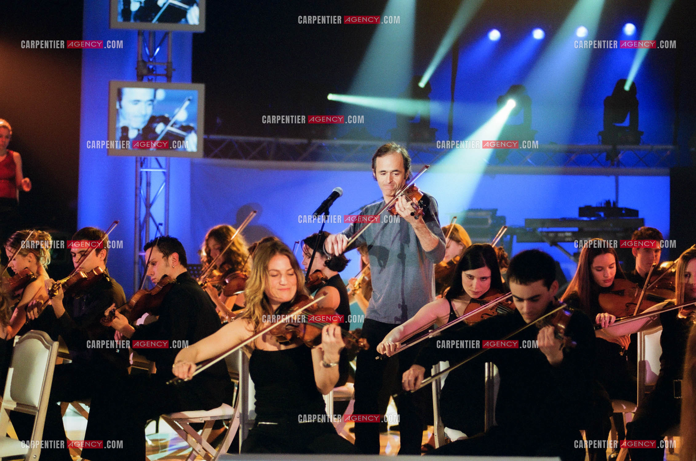 Enregistrement de l'émission spéciale Céline Dion sur TF1 le 17 Mars 2002. Le chanteur Jean-Jacques Goldman au violon accompagné d'un grand orchestre symphonique.   ( Exclusif )