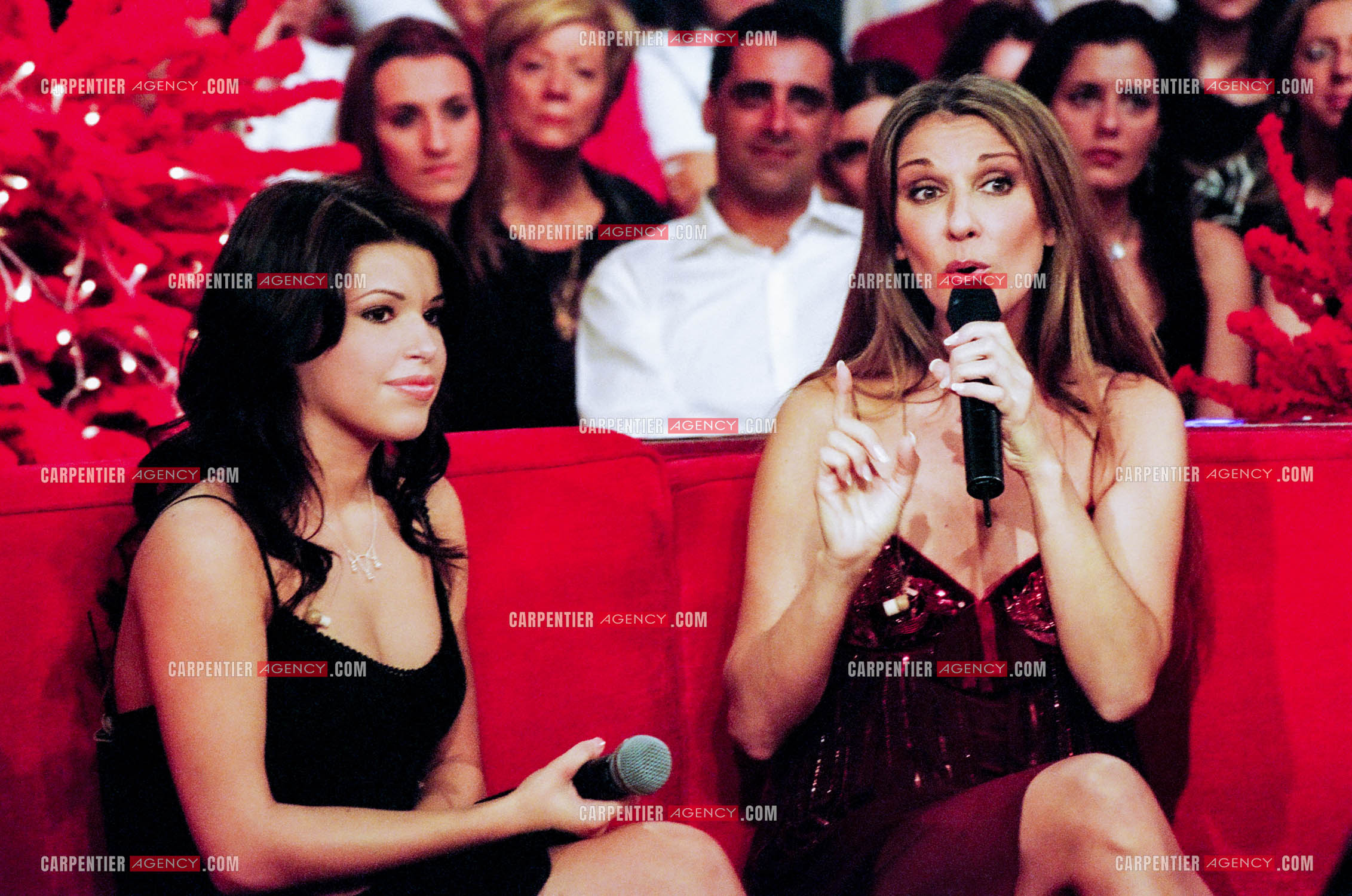 La chanteuse Céline Dion présente sa petite protégée Marilou Bourdon dans l'émission “ Vivement Dimanche “ le 10 octobre 2005.   ( Exclusif )