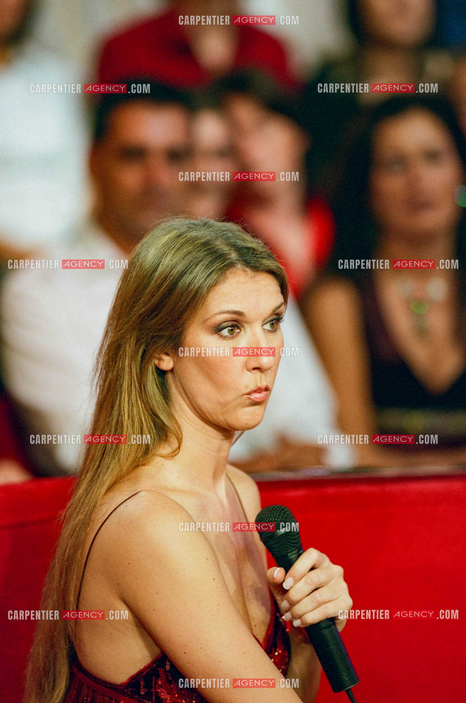La chanteuse Céline Dion présente sa petite protégée Marilou Bourdon dans l'émission “ Vivement Dimanche “ le 10 octobre 2005.   ( Exclusif )