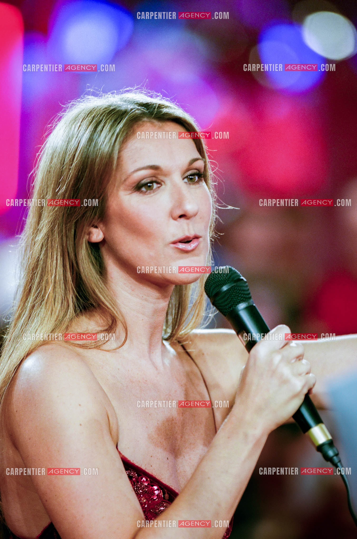 La chanteuse Céline Dion présente sa petite protégée Marilou Bourdon dans l'émission “ Vivement Dimanche “ le 10 octobre 2005.   ( Exclusif )