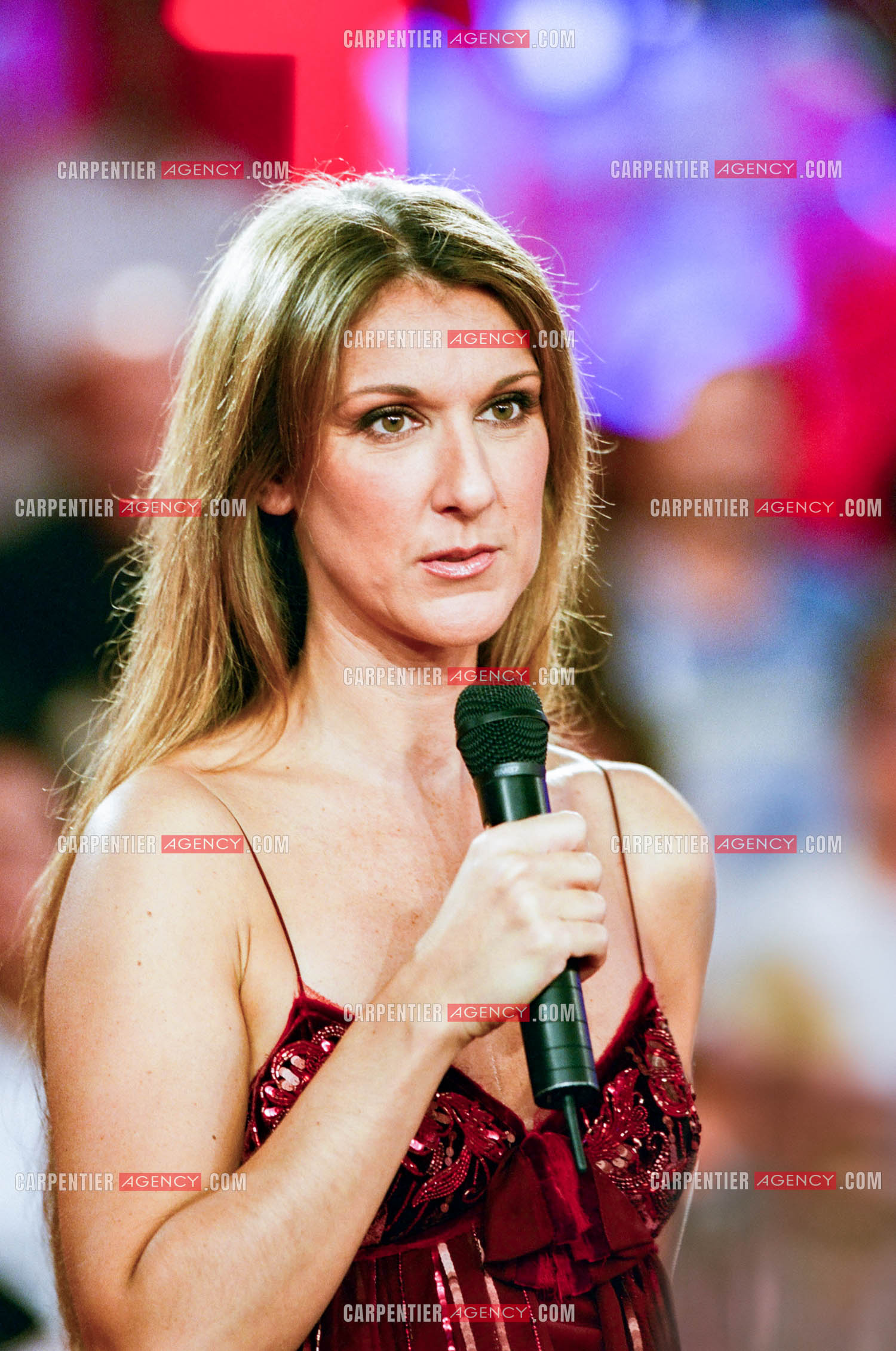 La chanteuse Céline Dion présente sa petite protégée Marilou Bourdon dans l'émission “ Vivement Dimanche “ le 10 octobre 2005.   ( Exclusif )