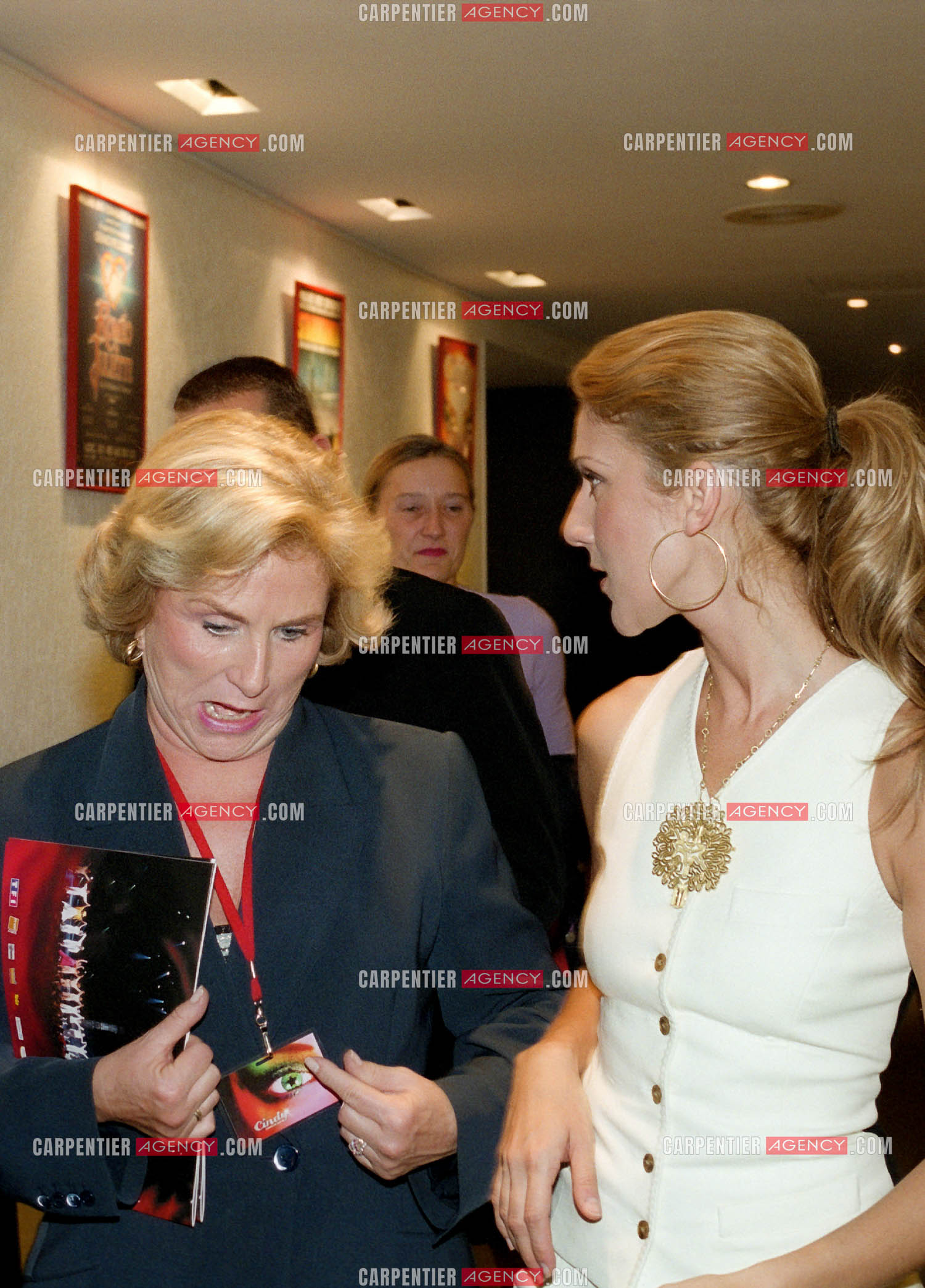 Avant première de la comédie Musicale “Cindy“ au Palais des Congrès de Paris en présence de Céline Dion et de son mari René Angélil. Céline Dion et son attaché de presse dans les loges du Palais des Congrès de Paris.  ( Exclusif )