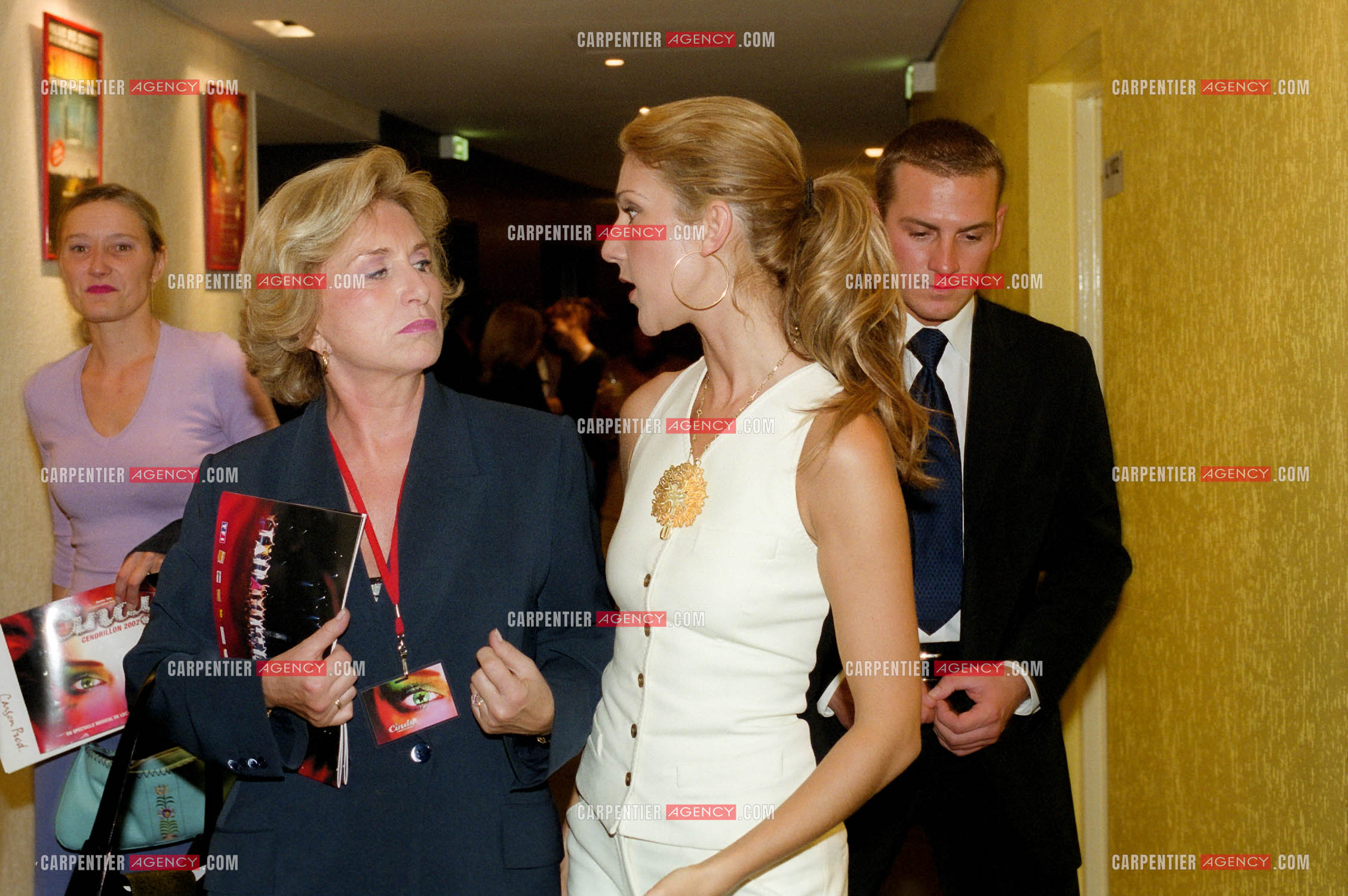 Avant première de la comédie Musicale “Cindy“ au Palais des Congrès de Paris en présence de Céline Dion et de son mari René Angélil. Céline Dion et son attaché de presse dans les loges du Palais des Congrès de Paris.  ( Exclusif )