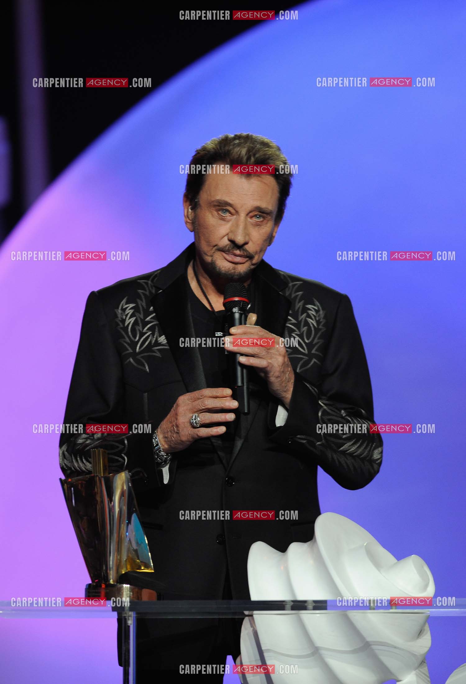 Le chanteur Johnny Hallyday reçoit la victoire d'honneur.    aux Victoires de la musique pour l'année 2009 au Zénith de Paris.