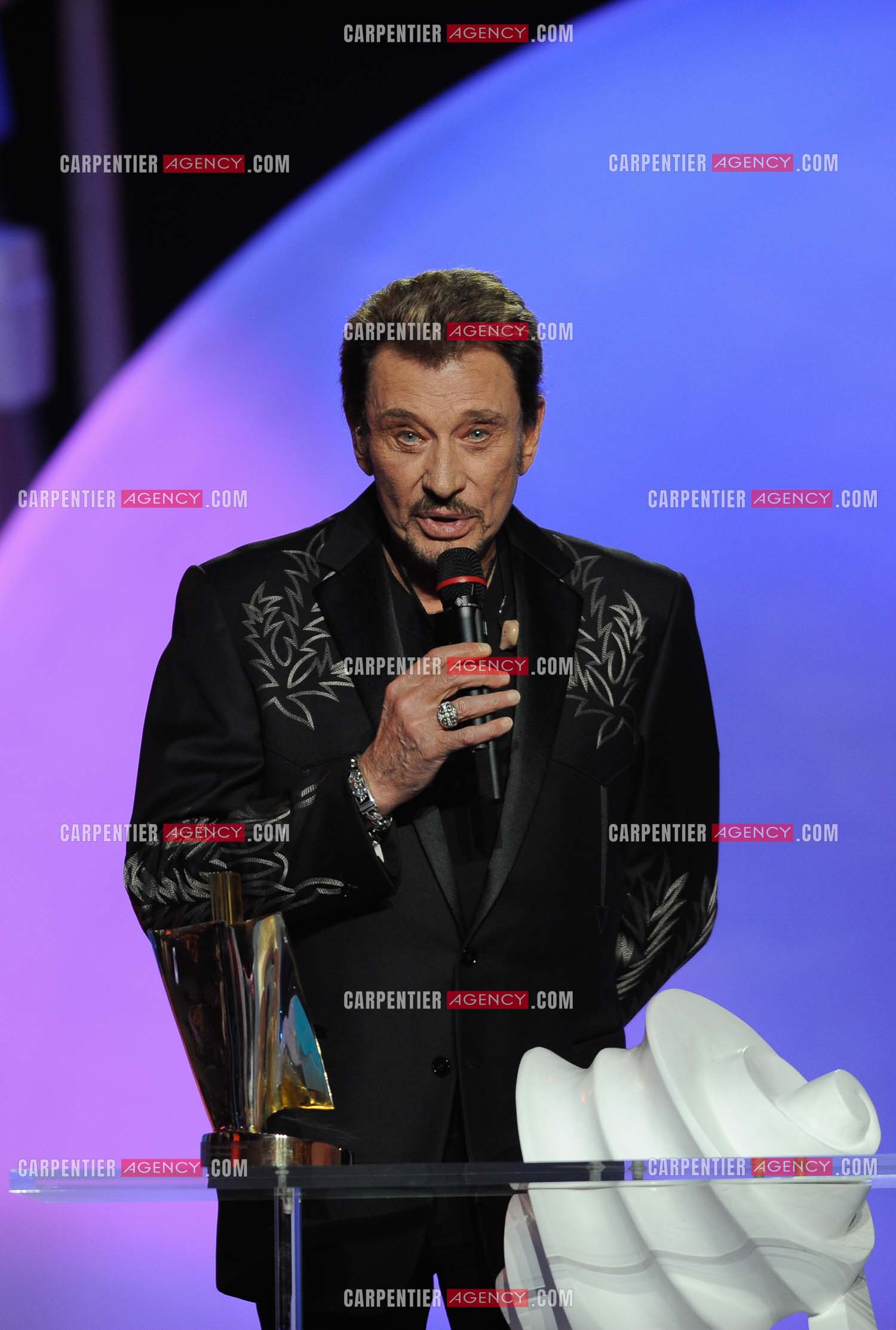 Le chanteur Johnny Hallyday reçoit la victoire d'honneur.    aux Victoires de la musique pour l'année 2009 au Zénith de Paris.