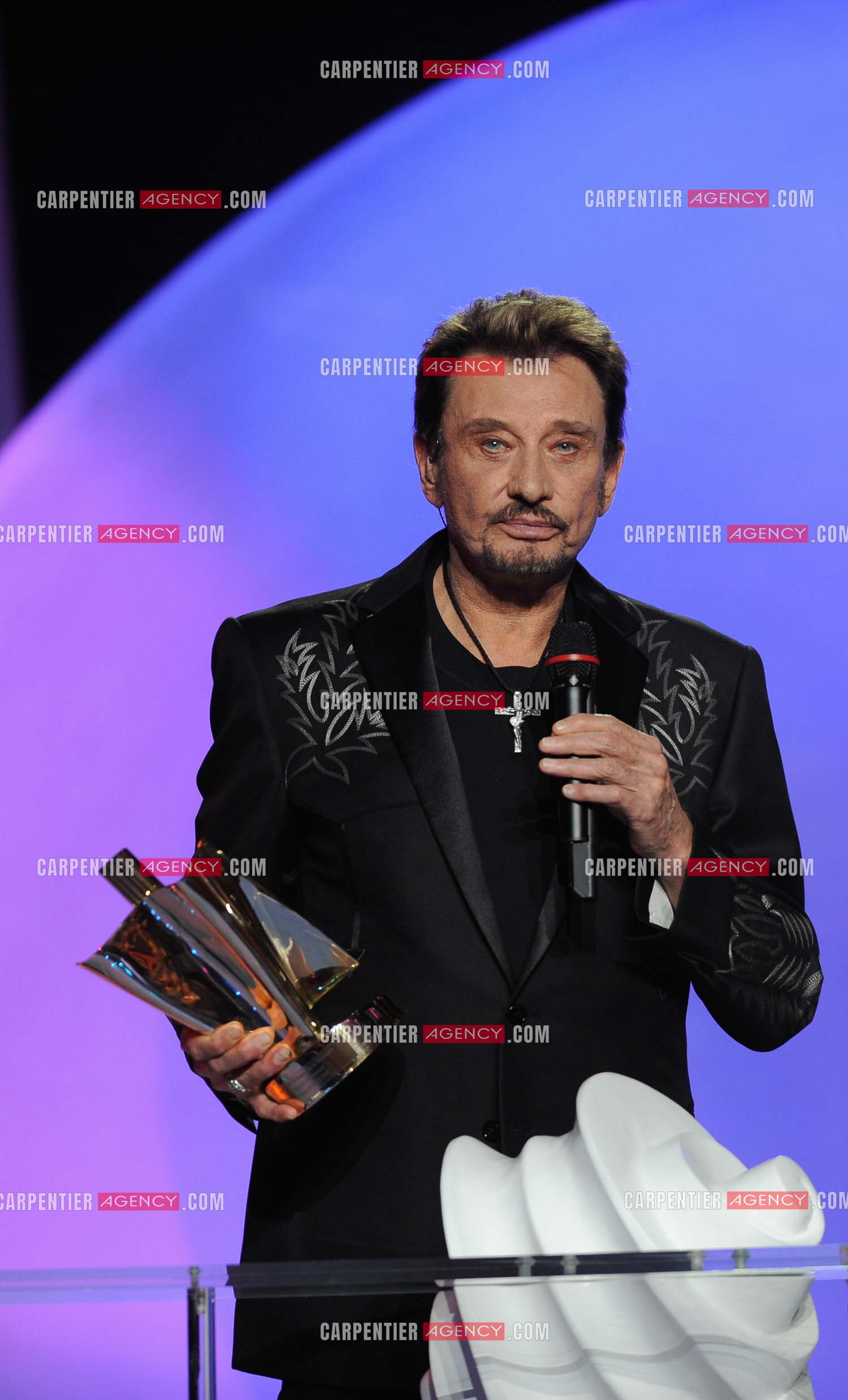 Le chanteur Johnny Hallyday reçoit la victoire d'honneur.    aux Victoires de la musique pour l'année 2009 au Zénith de Paris.
